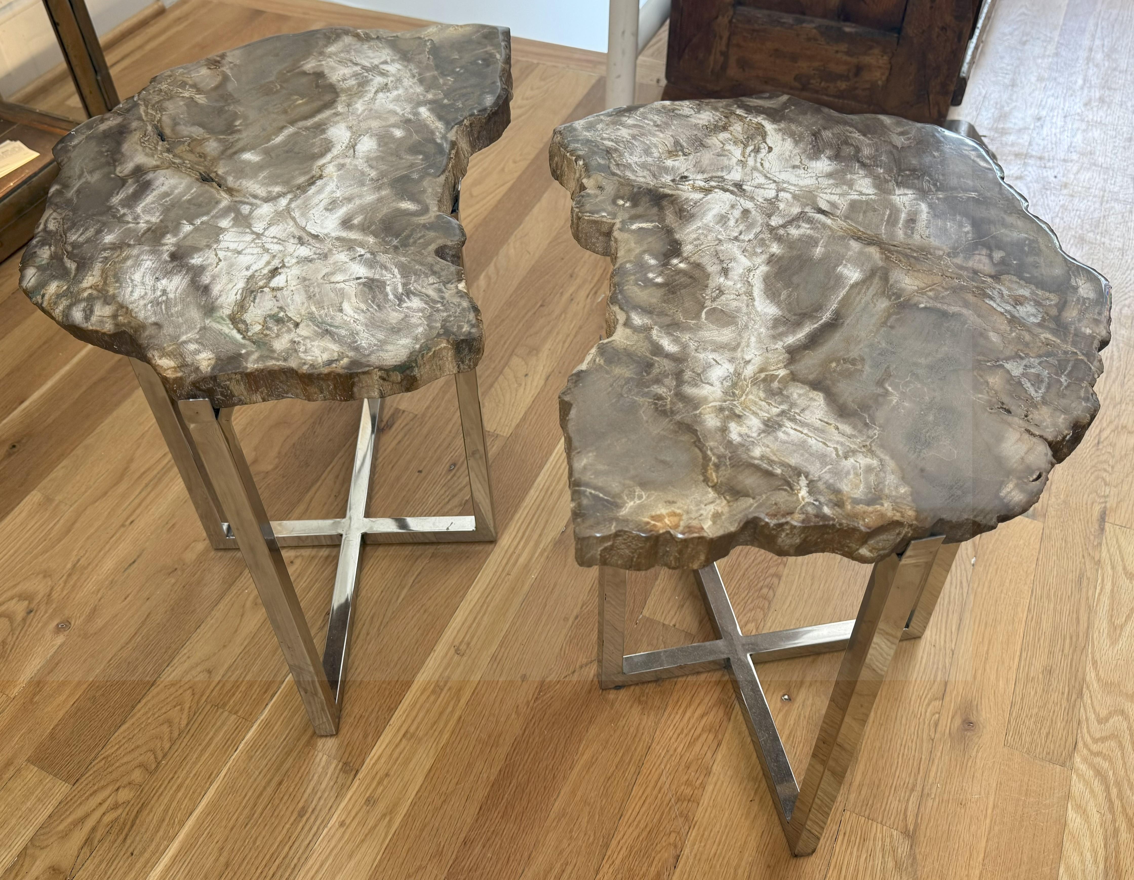 Pareja de mesas auxiliares modernas con tableros de madera petrificada y bases cromadas a medida Tallado en venta