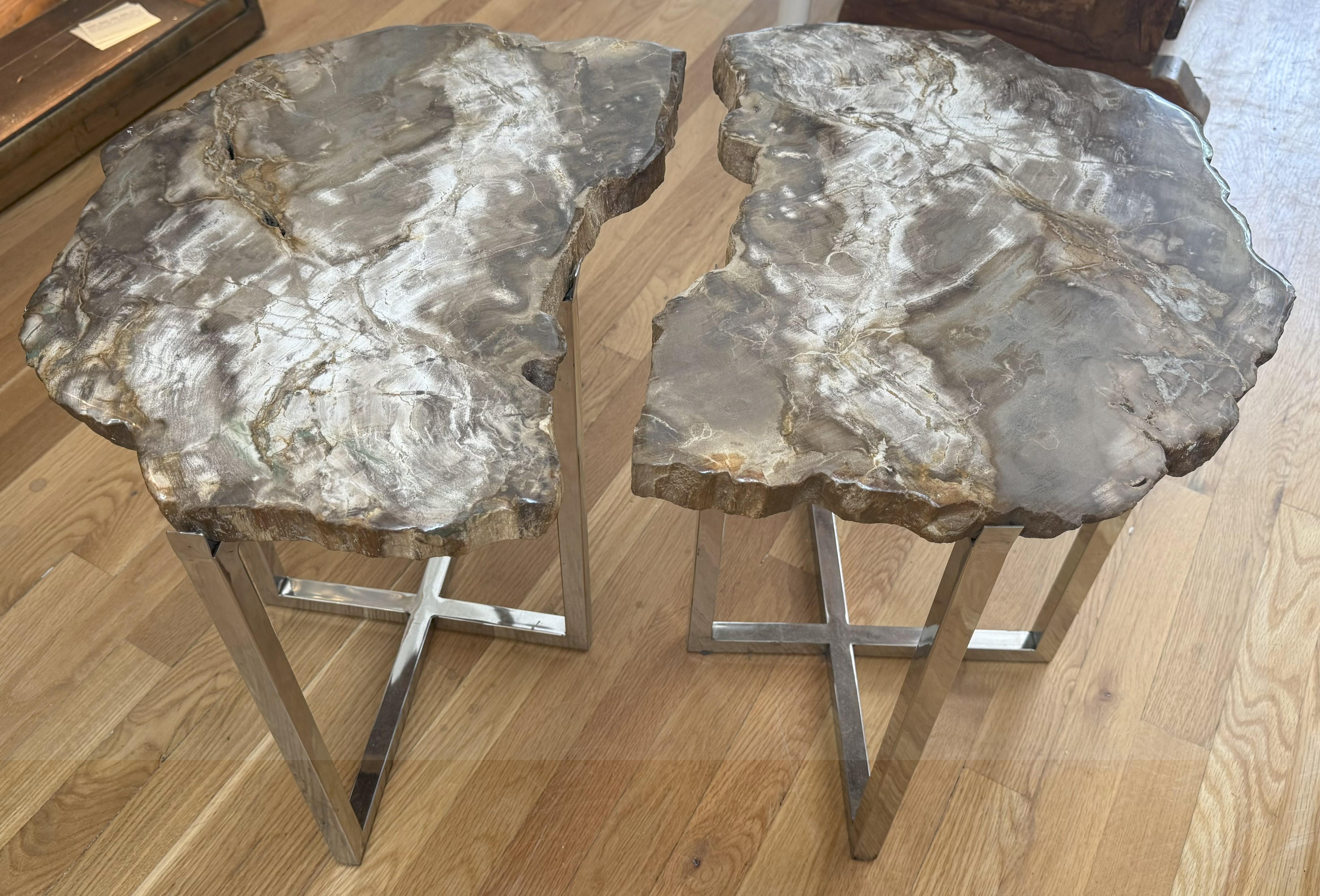 Pareja de mesas auxiliares modernas con tableros de madera petrificada y bases cromadas a medida en Excelente estado para la venta en Middleburg, VA
