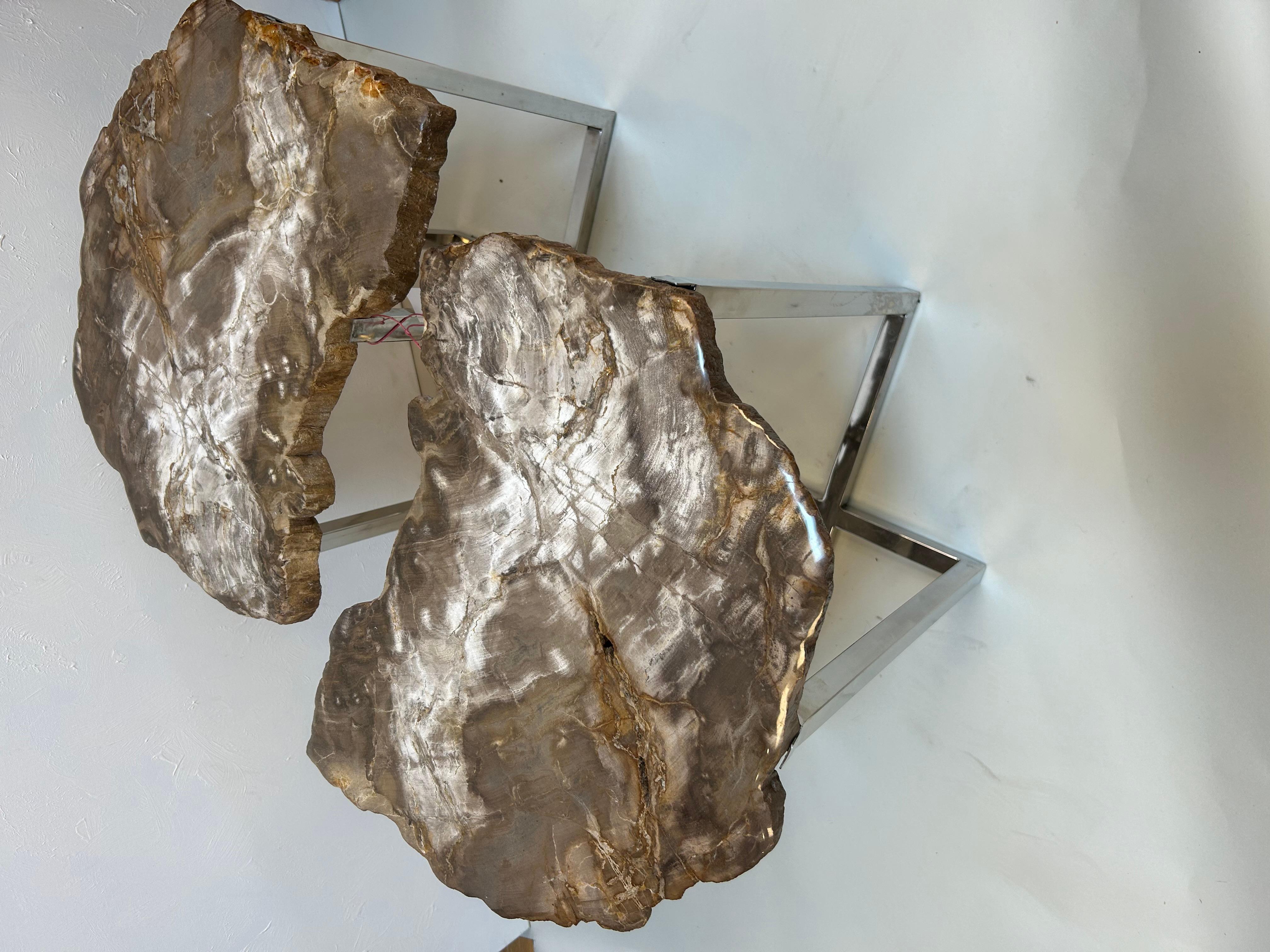 Pareja de mesas auxiliares modernas con tableros de madera petrificada y bases cromadas a medida siglo XX en venta