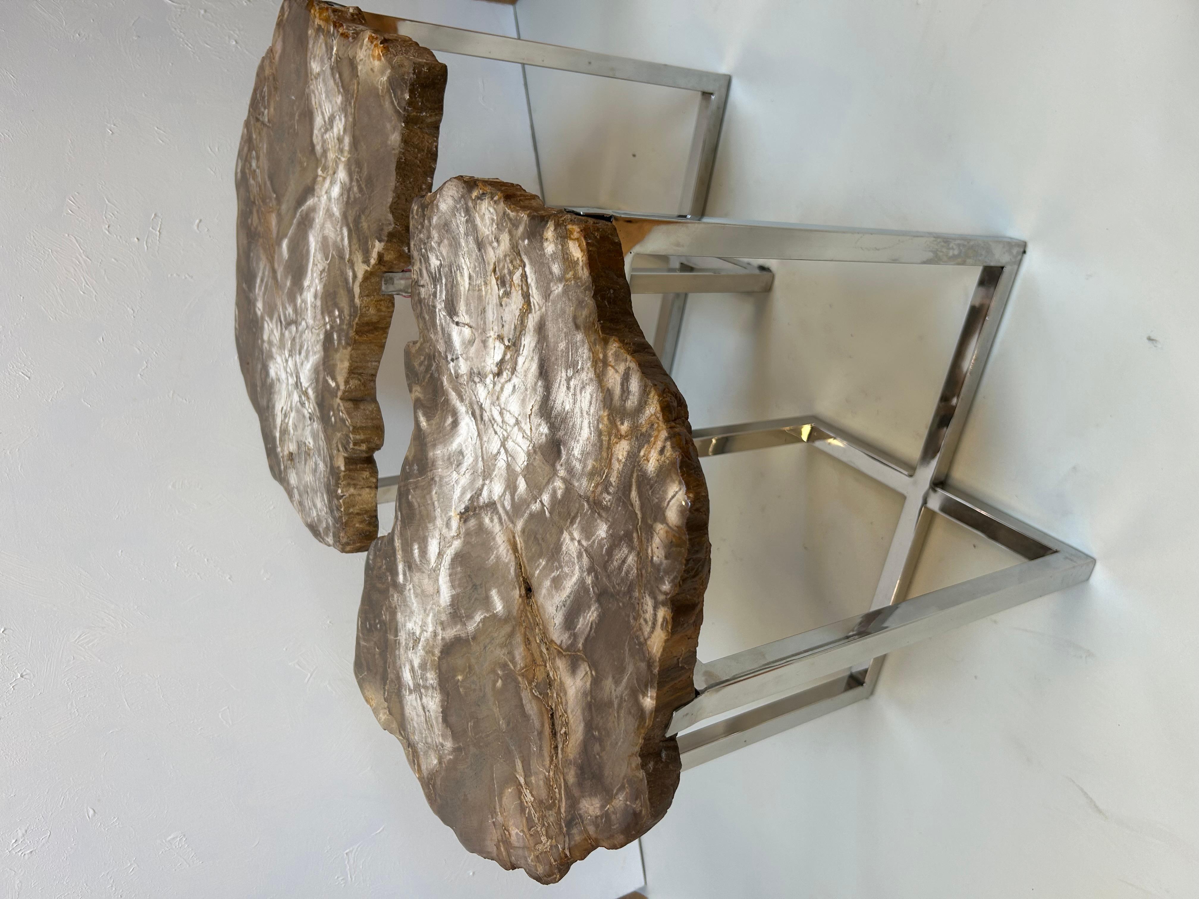 Pareja de mesas auxiliares modernas con tableros de madera petrificada y bases cromadas a medida Metal en venta