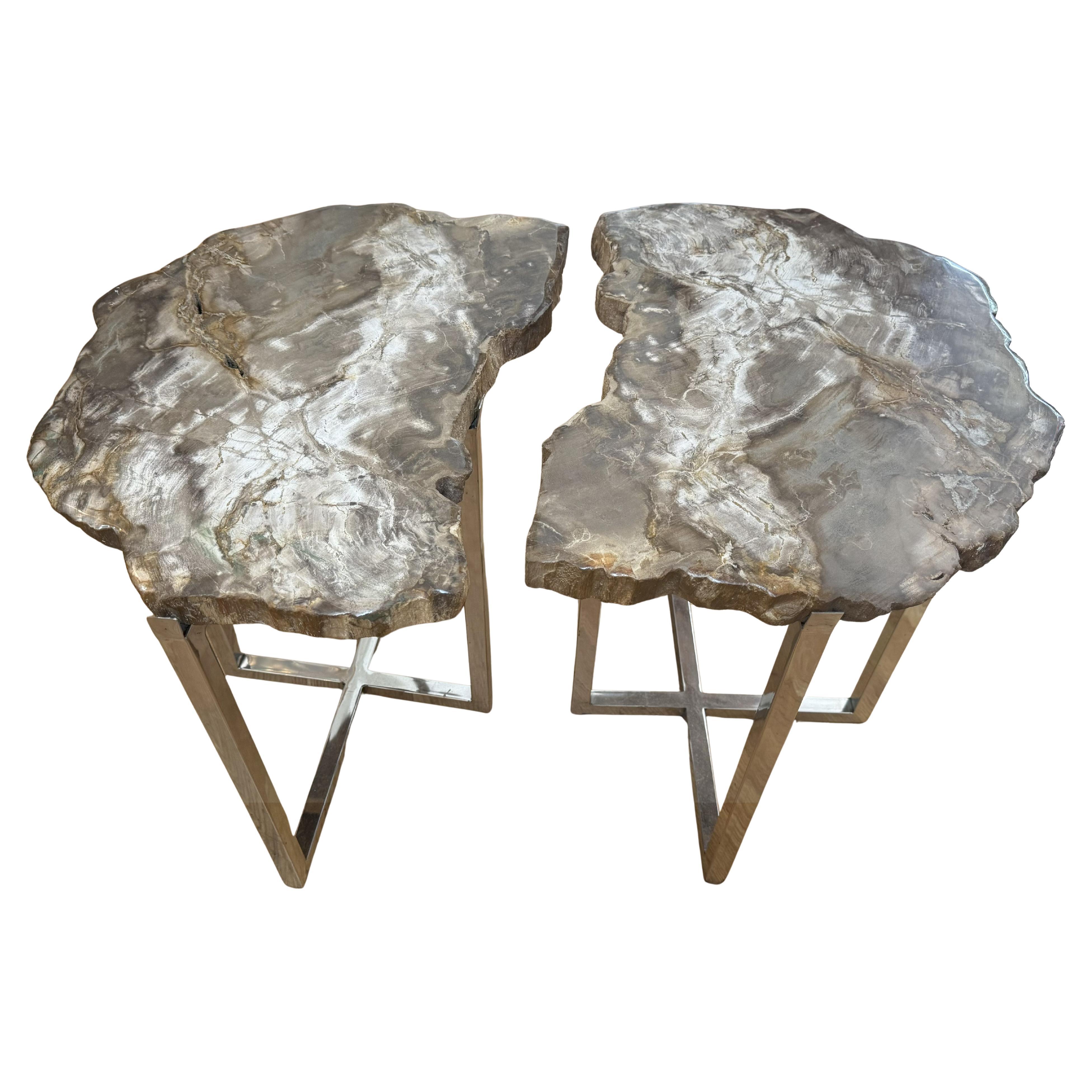 Pareja de mesas auxiliares modernas con tableros de madera petrificada y bases cromadas a medida en venta