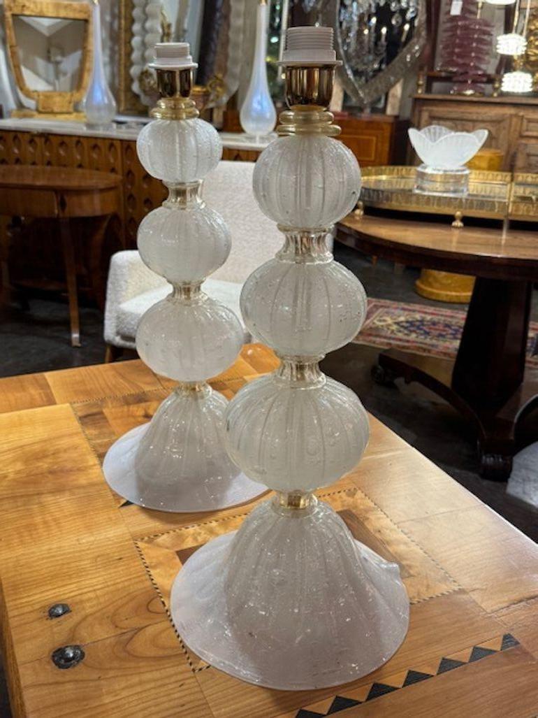 Das Produkt ist ein Paar moderne Murano-Glaslampen aus Seide. Diese Lampen zeichnen sich durch ein schlichtes und modernes Design aus, das jedem Raum einen Hauch von Eleganz verleiht. Die Verwendung von hochwertigem weißem Glas als Hauptmaterial