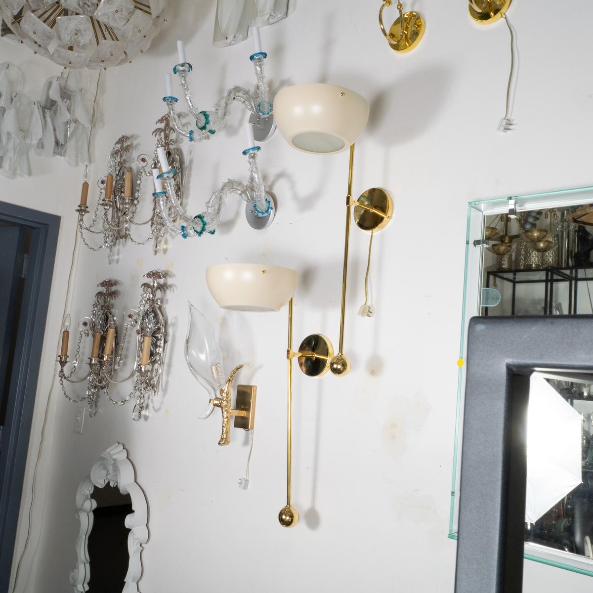 Zwei moderne Messingleuchten im Fackelstil mit emaillierten Metallschirmen und mattierten Glasdiffusoren im Stil von Stilnovo.