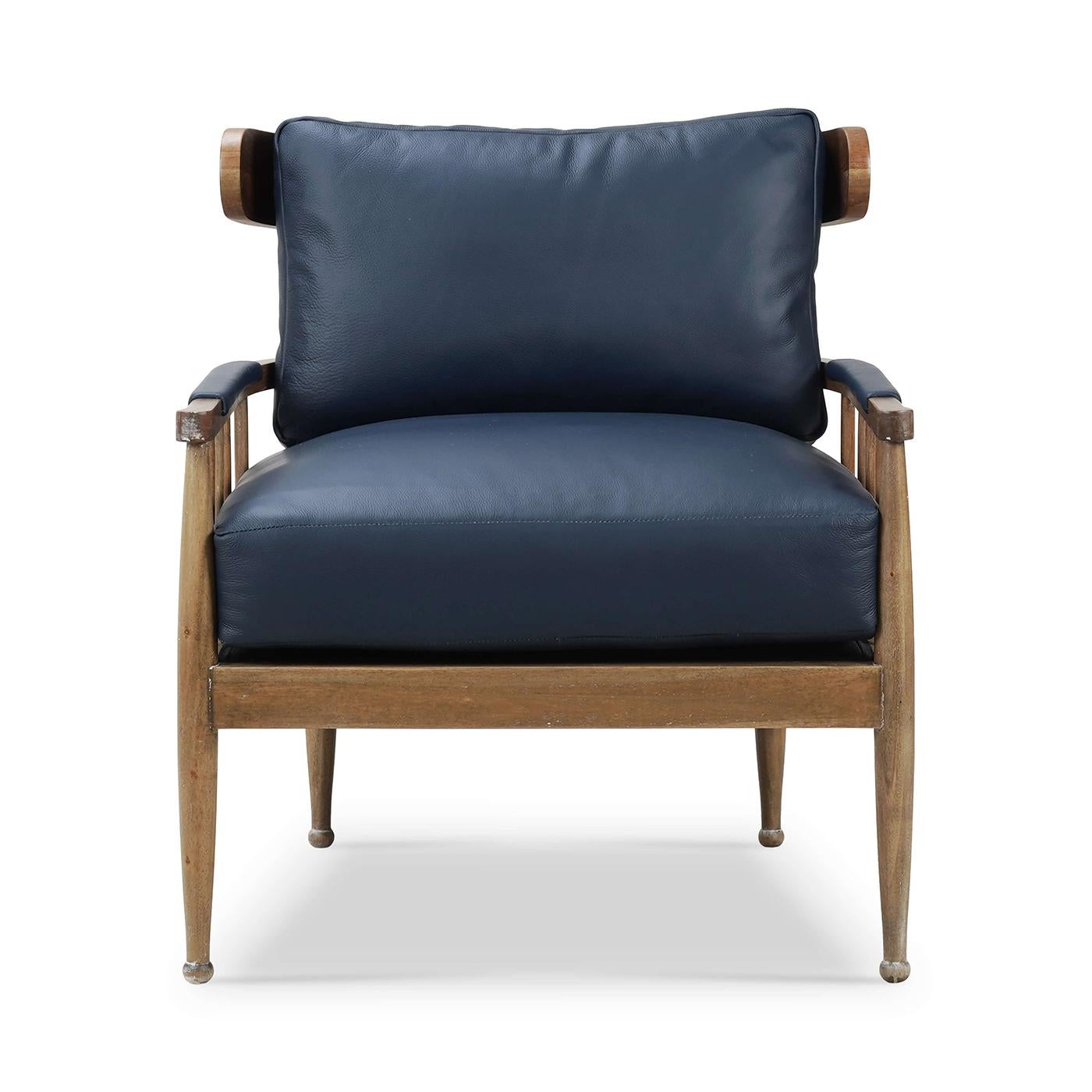 Un mélange magistral de design contemporain et de confort luxueux. Ce fauteuil exquis est doté d'un cadre en bois massif fini dans un lavage chaud à la paille, mettant en valeur sa beauté naturelle et sa durabilité. Le dossier fuselé et les pieds