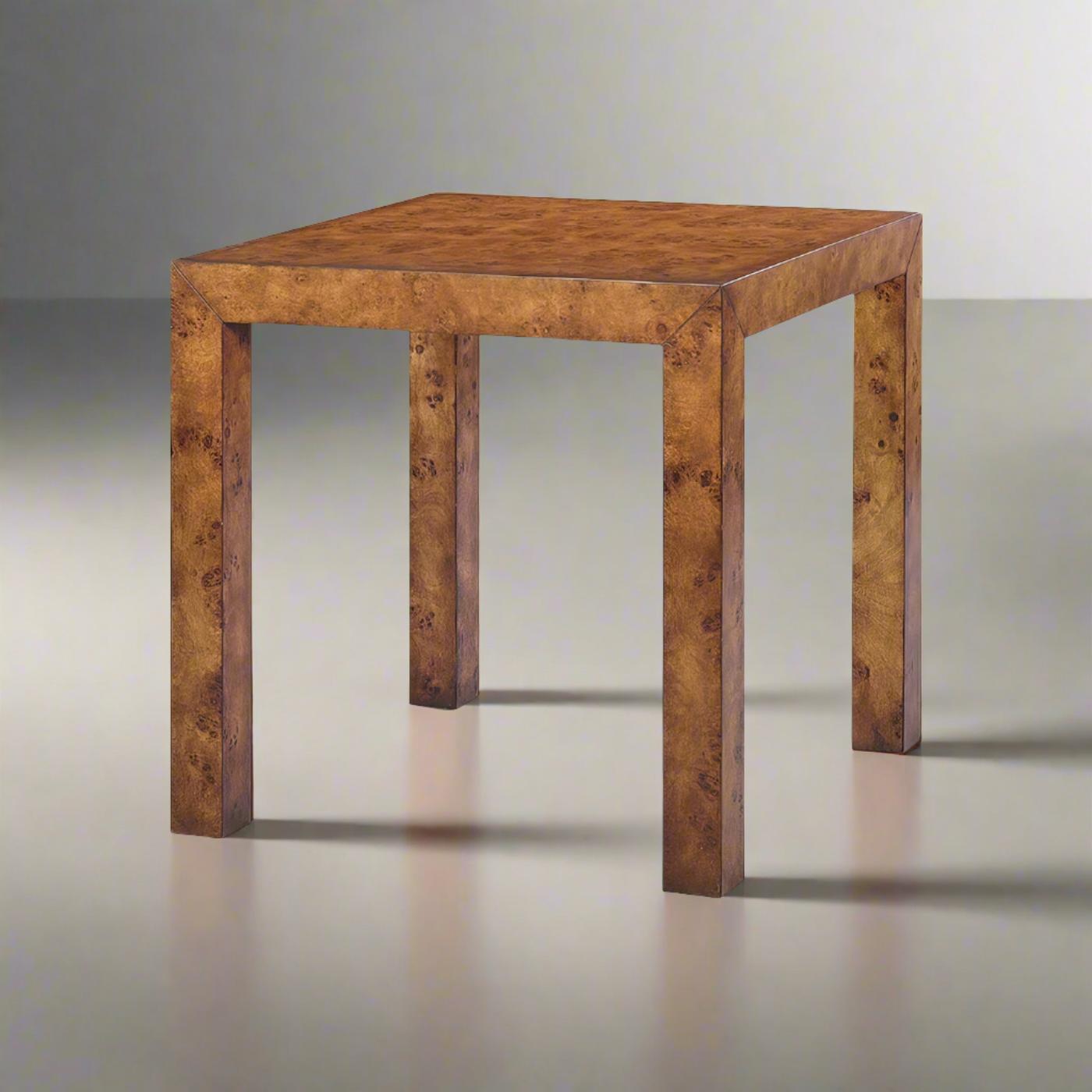 Moderner quadratischer Beistelltisch aus Wurzelholz mit Beinen im Parsons-Stil, rustikalem, warmem braunem Finish und dezenter Maserung unter einer handgeriebenen Oberfläche.

Abmessungen: 24