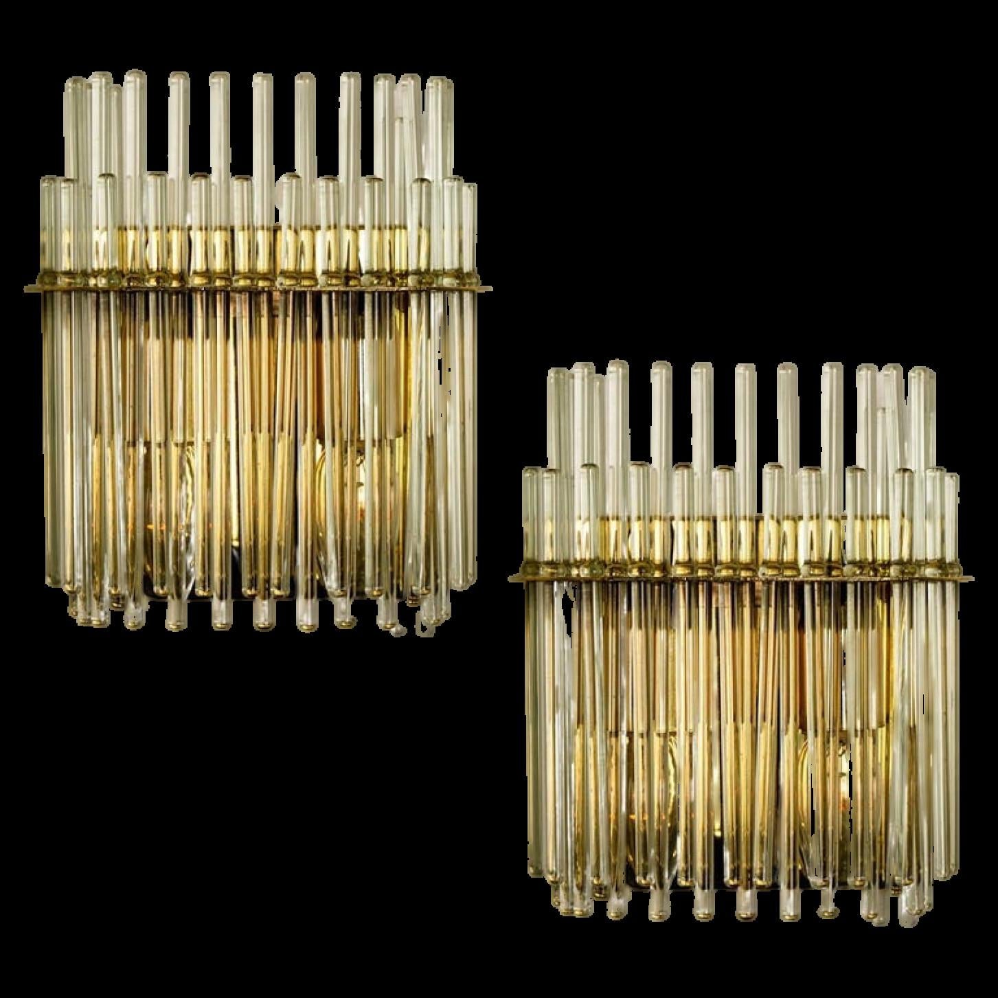 Linee pulite che si integrano con tutti gli arredi. Una splendida coppia di lampade da parete di fascia alta per Lightolier. I dettagli in ottone e il vetro a cascata pendente conferiscono a ogni pezzo un aspetto elegante che rifrange la luce,