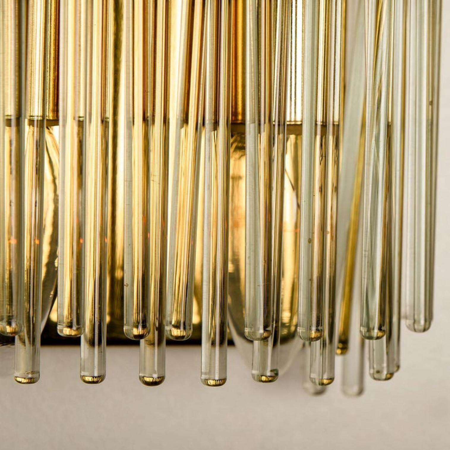 Italiano Coppia di moderne lampade da parete quadrate con asta in vetro di Sciolari per Lightoliers in vendita