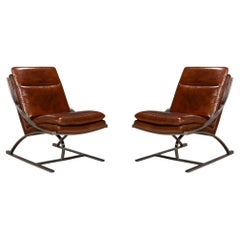 Ein Paar moderne Stühle aus Edelstahl und braunem Leder