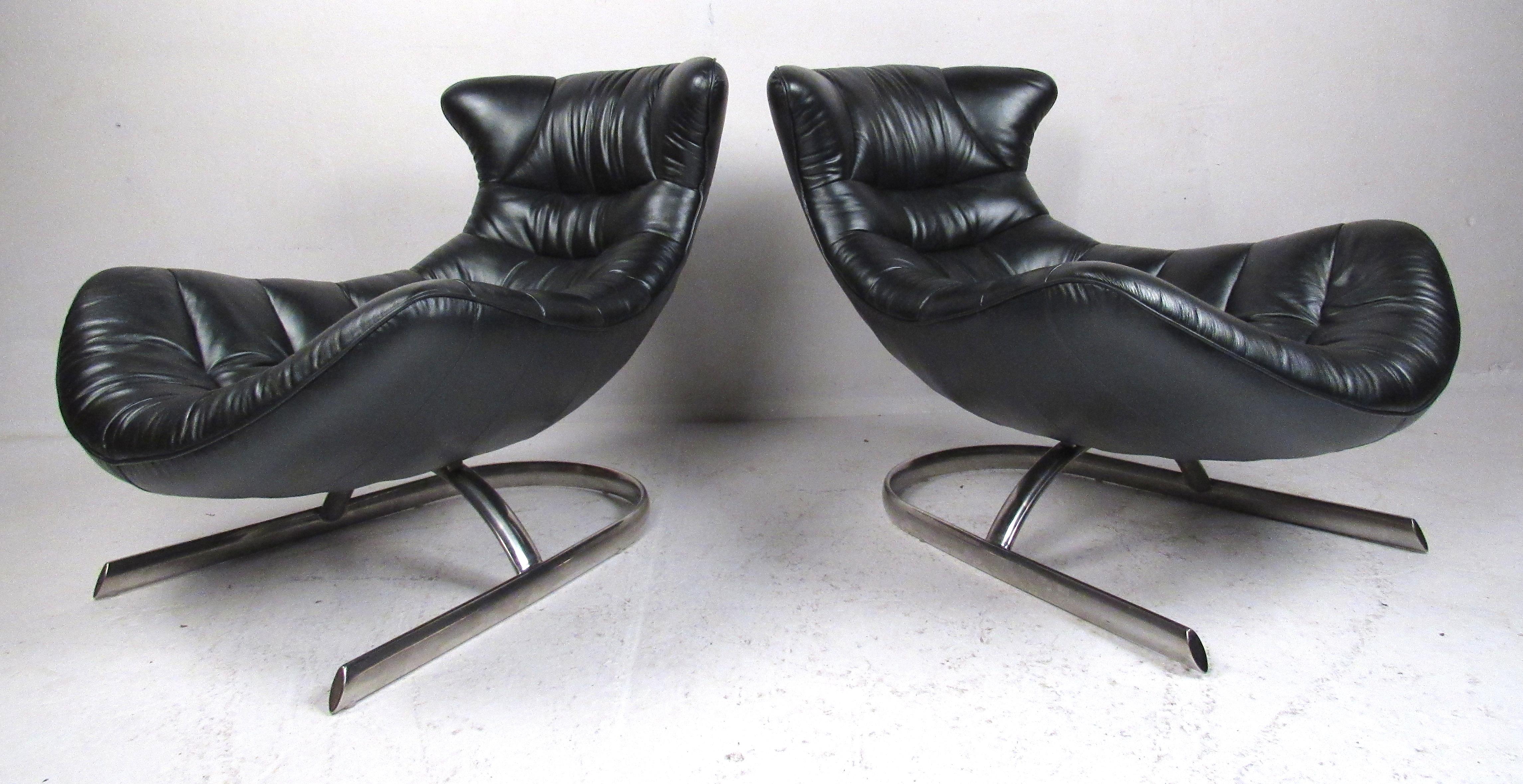 Ein Paar Modern Style Low Slung Leather Lounge Chairs (Moderne) im Angebot