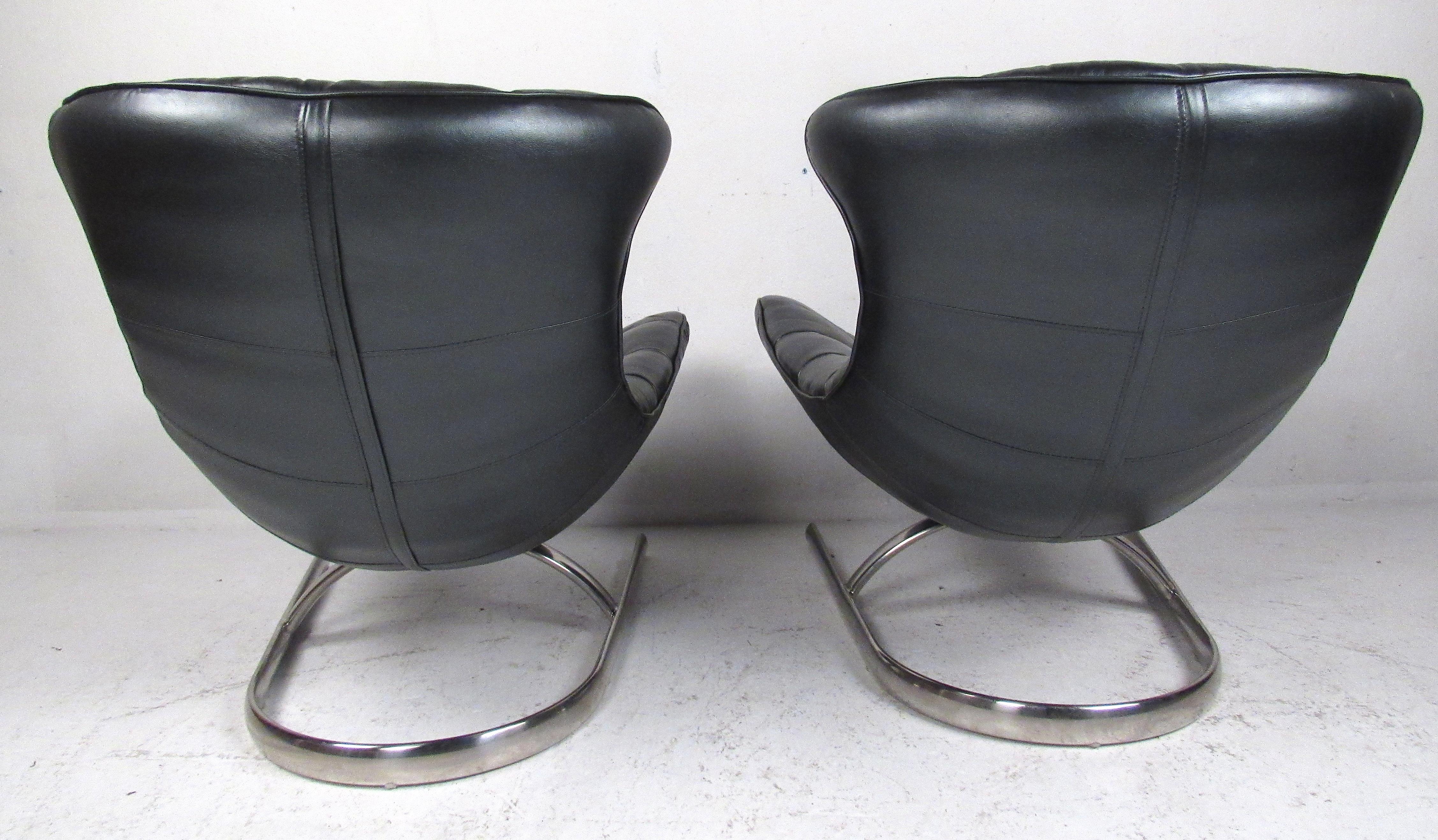 Ein Paar Modern Style Low Slung Leather Lounge Chairs (amerikanisch) im Angebot