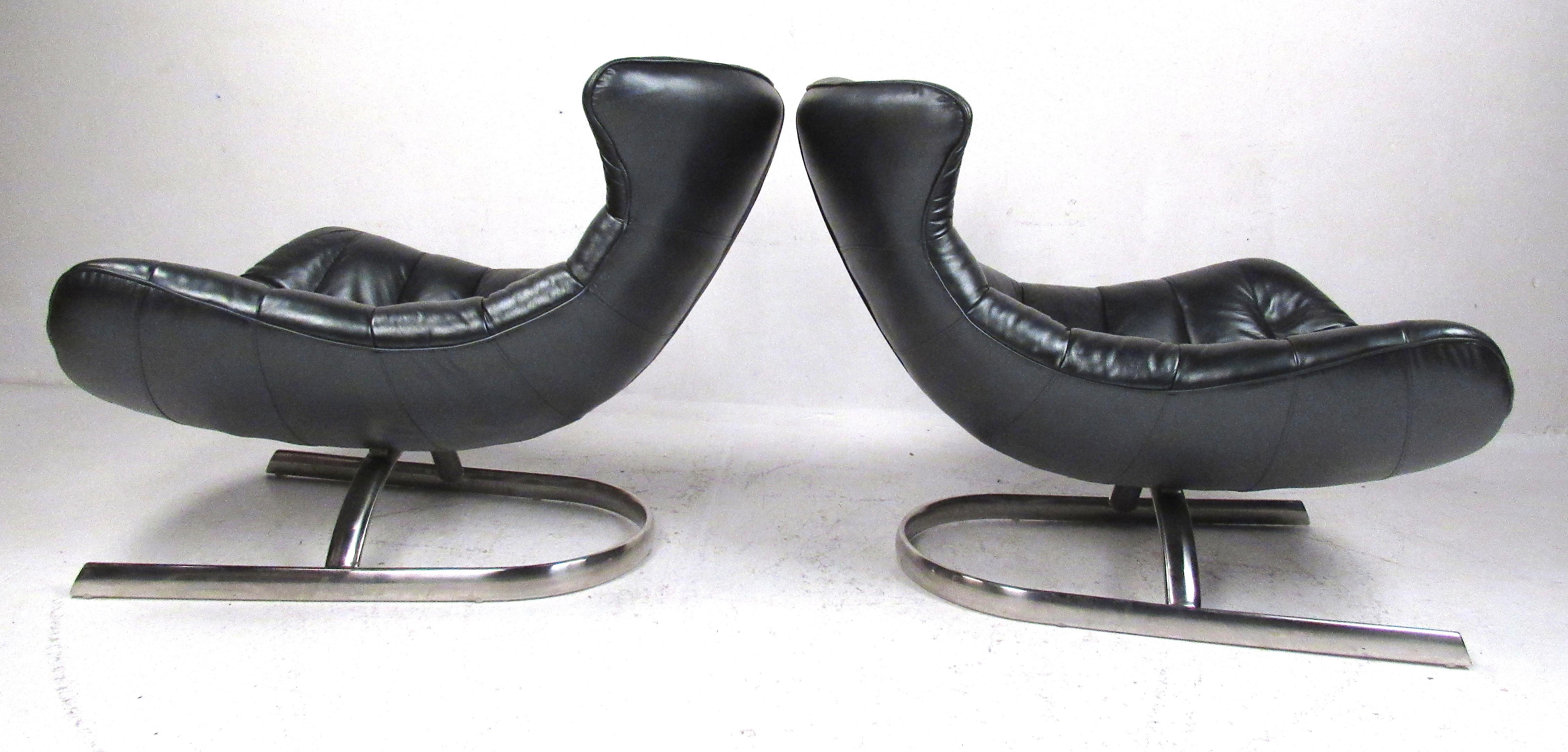 Ein Paar Modern Style Low Slung Leather Lounge Chairs im Zustand „Gut“ im Angebot in Brooklyn, NY