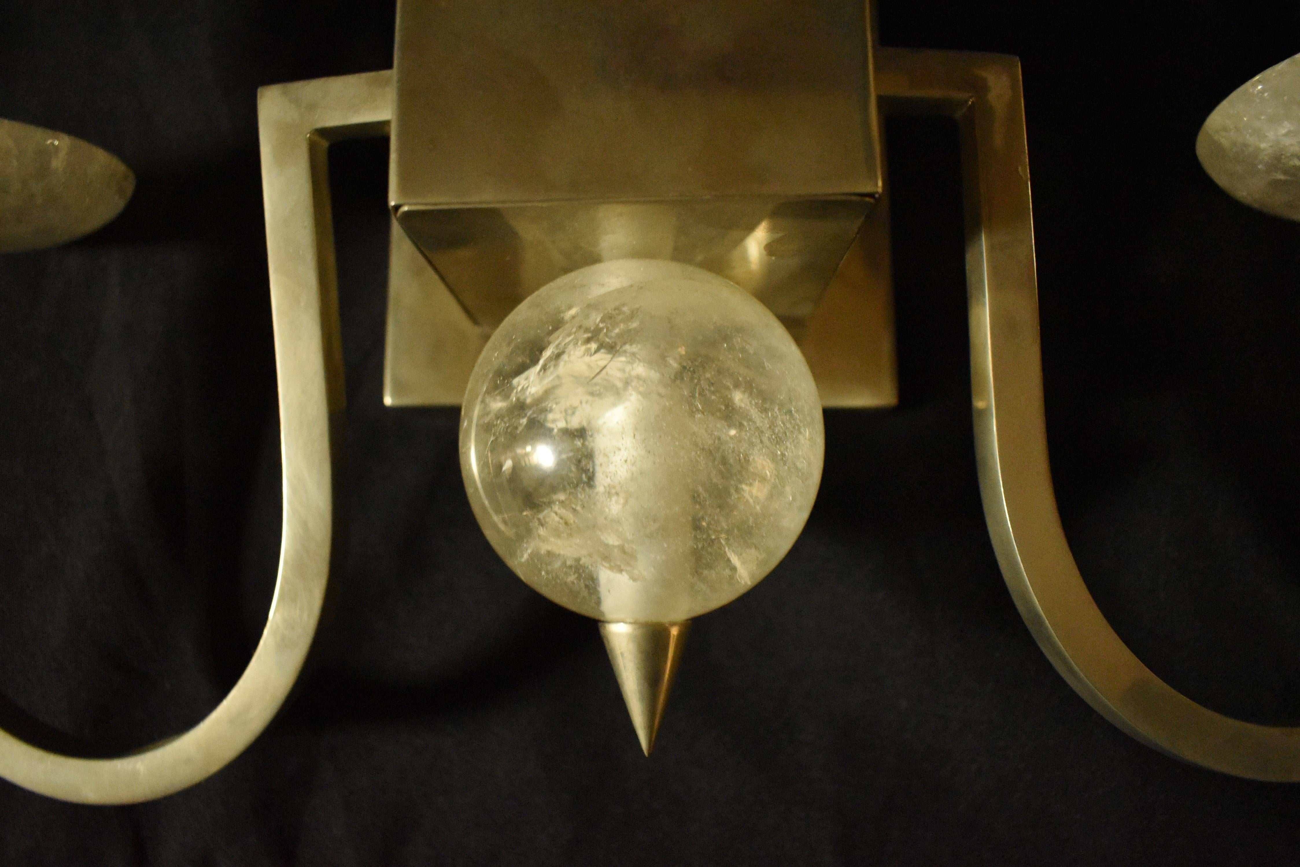 XXIe siècle et contemporain Paire d'appliques obélisques en cristal de roche de style moderne en vente