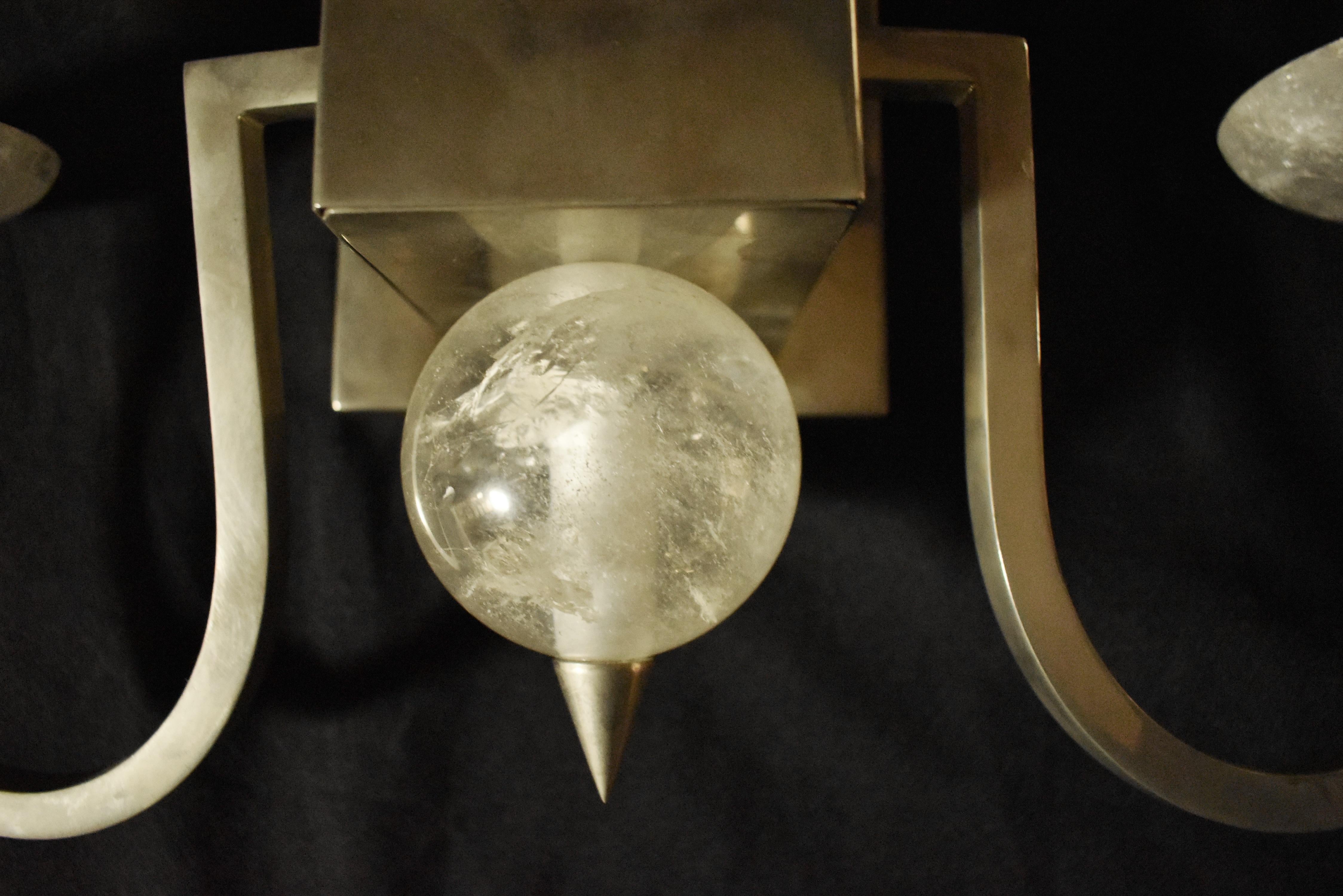 Cristal de roche Paire d'appliques obélisques en cristal de roche de style moderne en vente