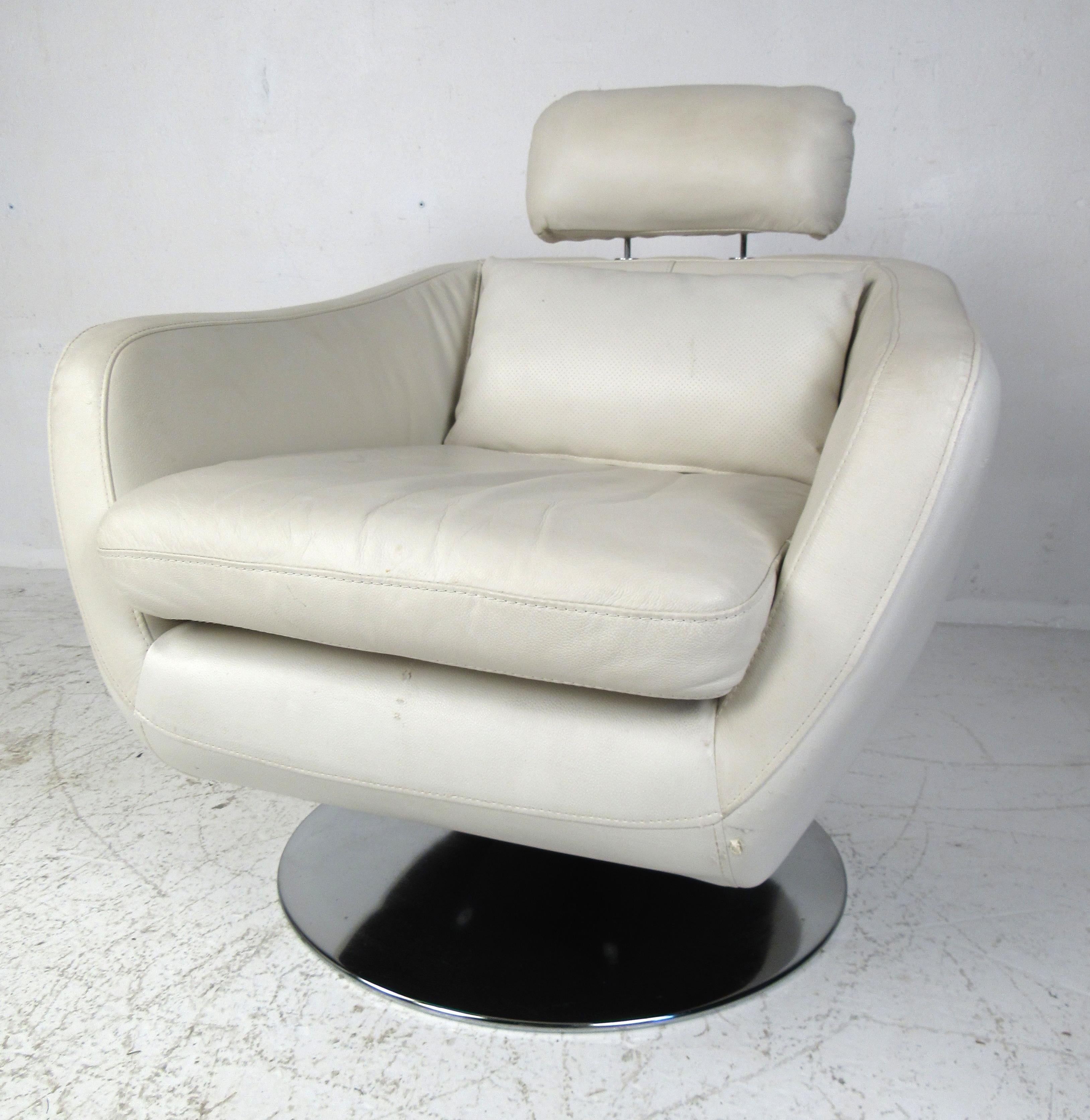 Pair of Modern Style Swivel Lounge Chairs In Good Condition For Sale In Brooklyn, NY
