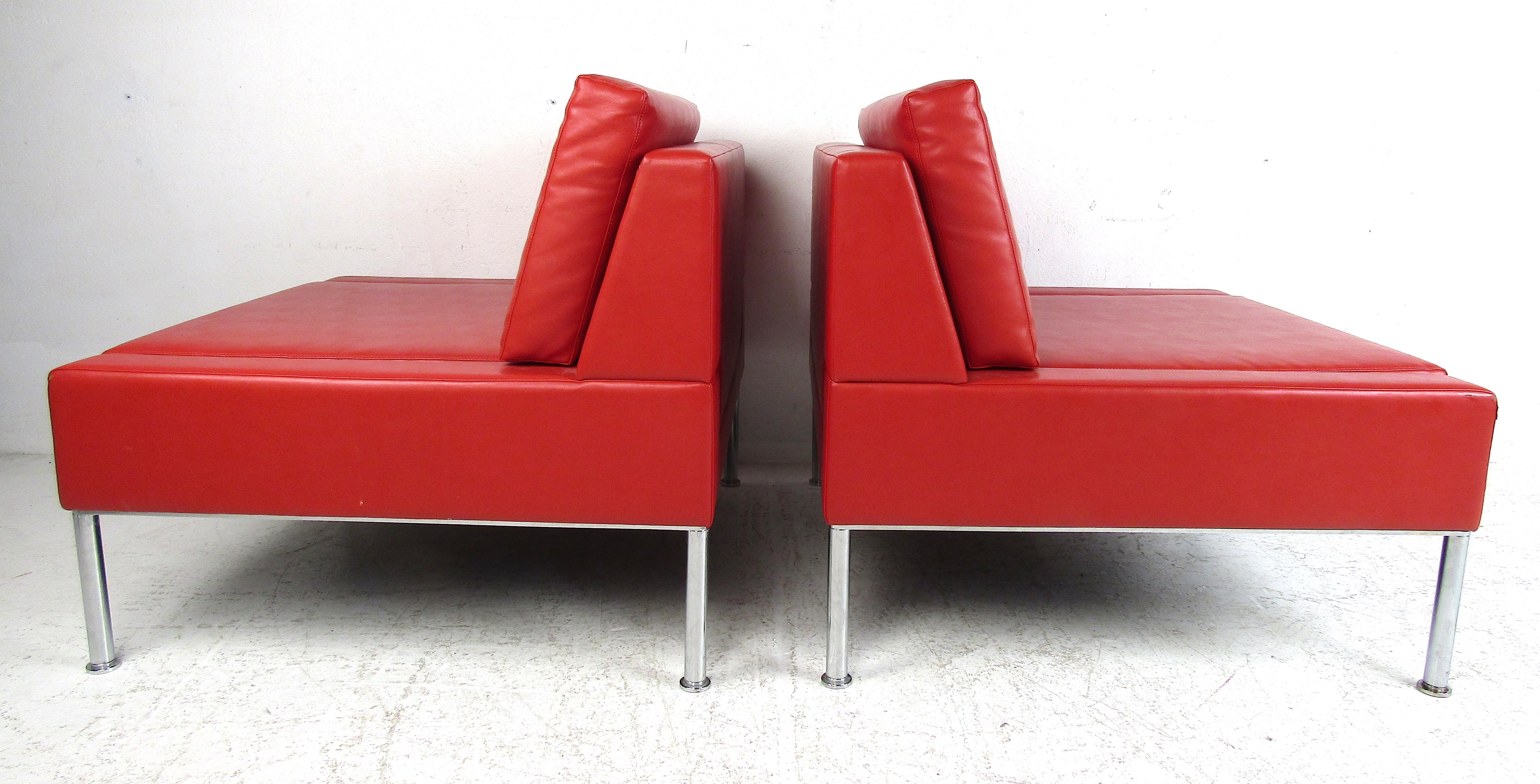 Elegantes Paar moderner Loungesessel mit einem aktualisierten Design des klassischen Pantoffelstuhls, der erstmals in der viktorianischen Zeit eingeführt wurde. Mit seiner minimalistischen Eleganz und seinen klaren Linien ist dieser vielseitige