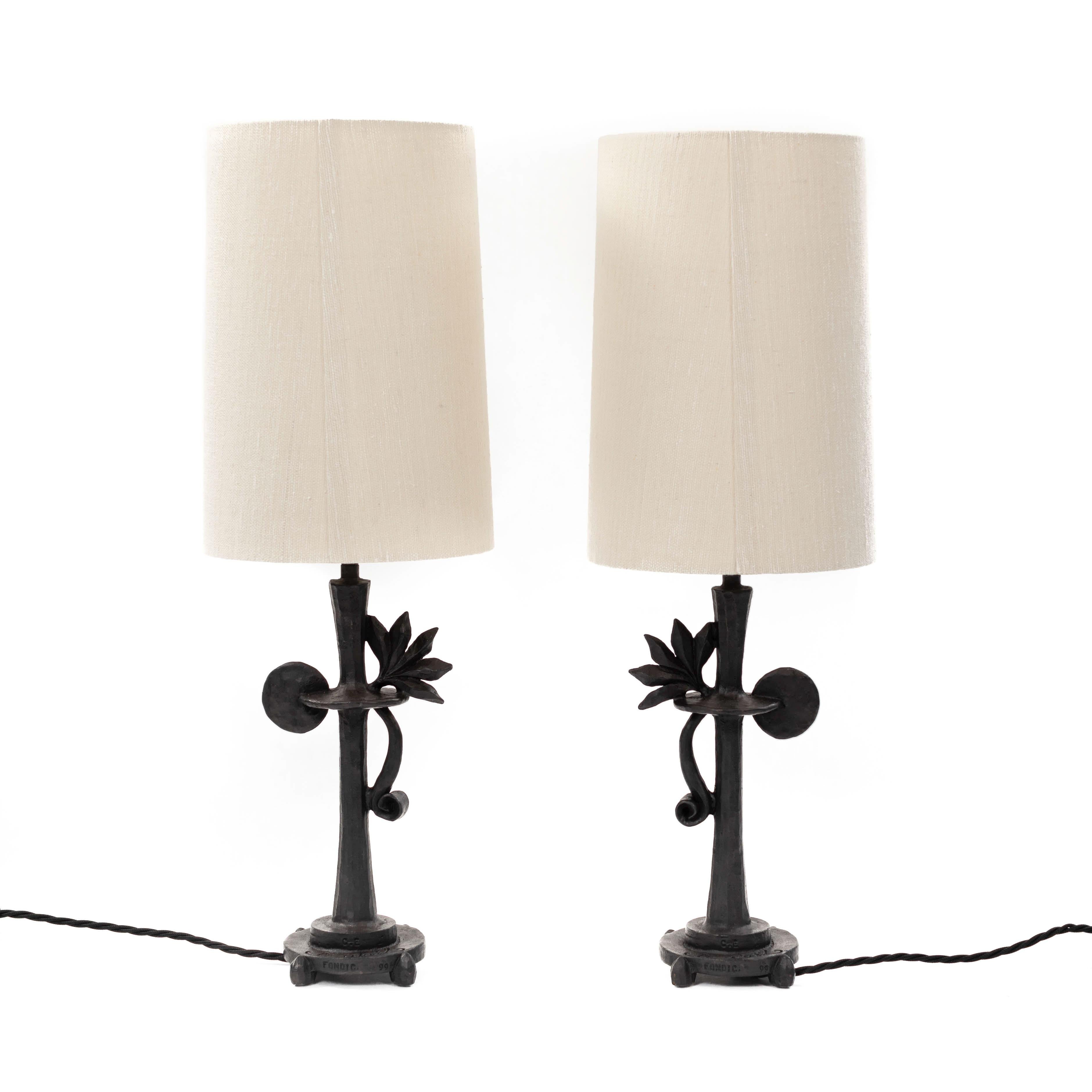 Silk Pair of Modern Stylised Bronze Table Lamps by Nicolas de Waël for Fondica 1990s For Sale