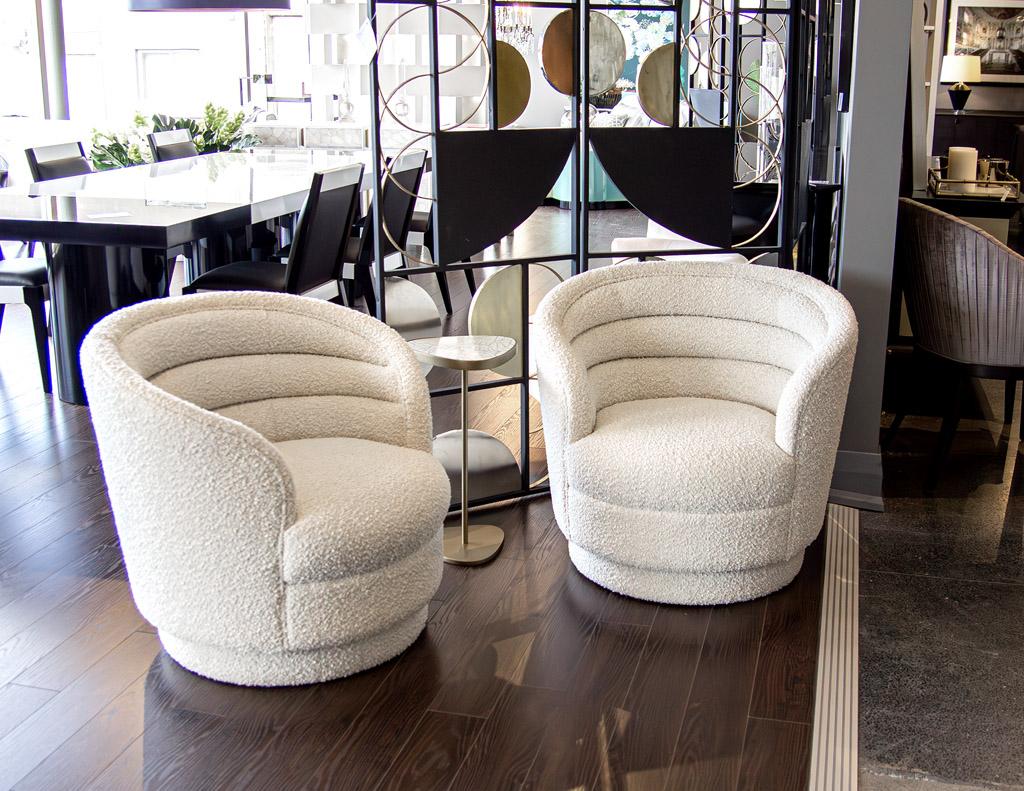 Cette paire de chaises pivotantes françaises est l'ajout parfait à un salon, une chambre ou un bureau. Le magnifique tissu Boucle crème texturé et le design incurvé du dossier créent une forme moderne unique qui ne manquera pas de faire parler