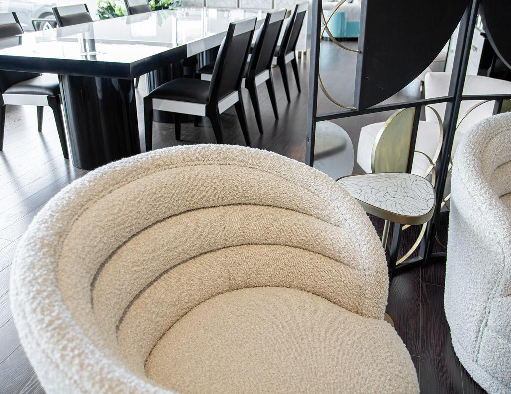 XXIe siècle et contemporain Paire de chaises pivotantes modernes en tissu bouclé crème en vente