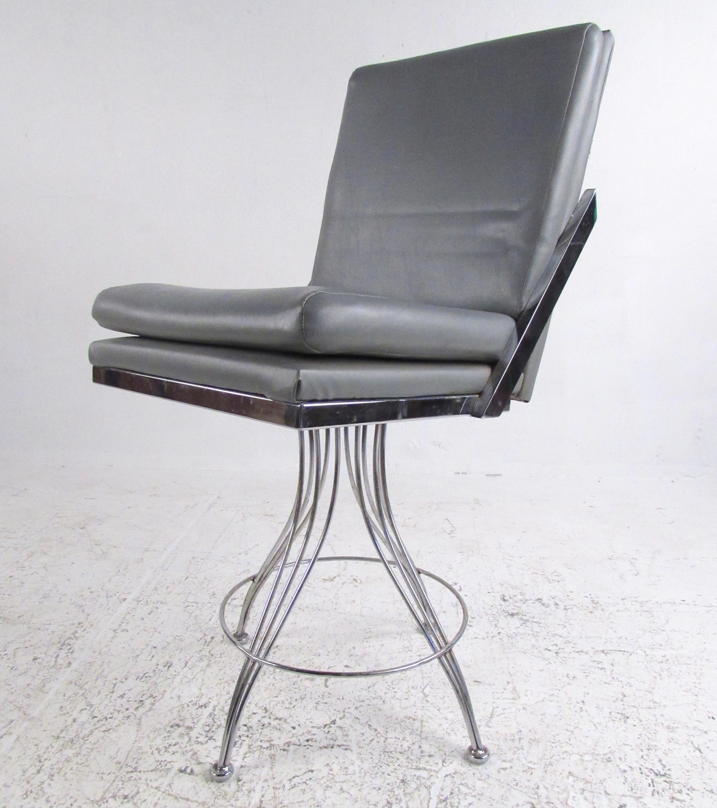 Pair of Modern Swivel Counter Stools In Good Condition For Sale In Brooklyn, NY