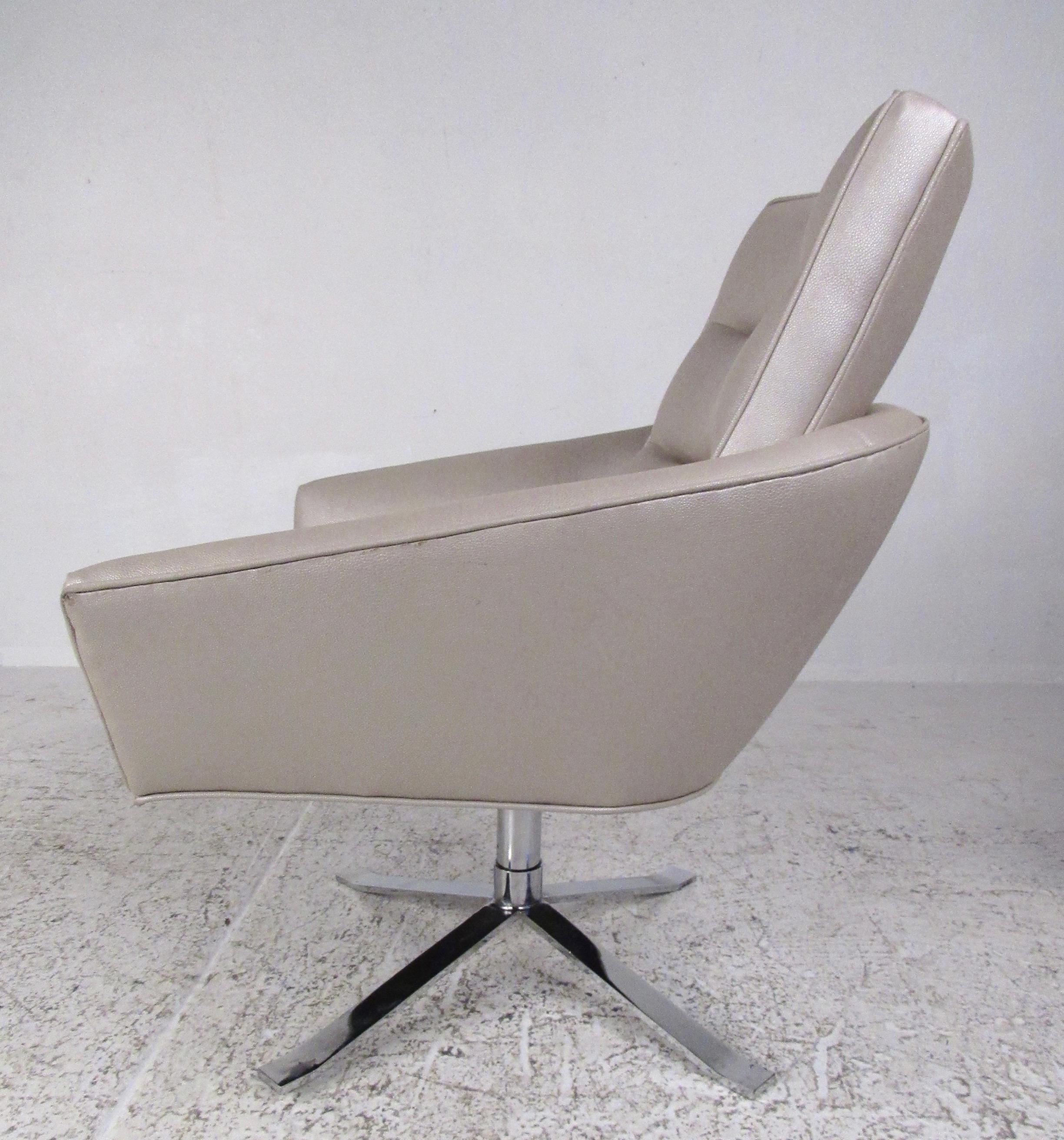 Pair of Modern Swivel Lounge Chairs im Angebot 4