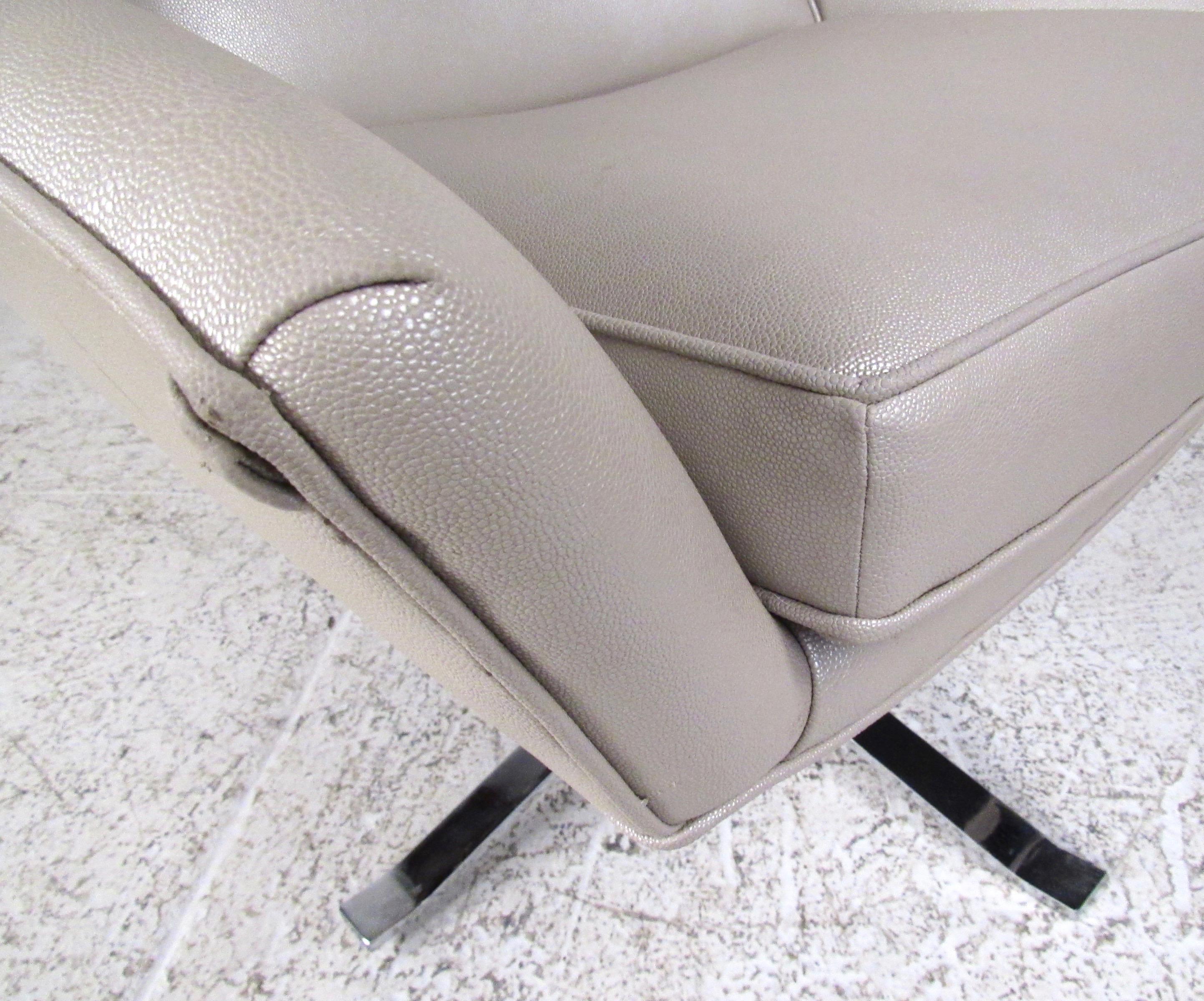 Pair of Modern Swivel Lounge Chairs For Sale 8