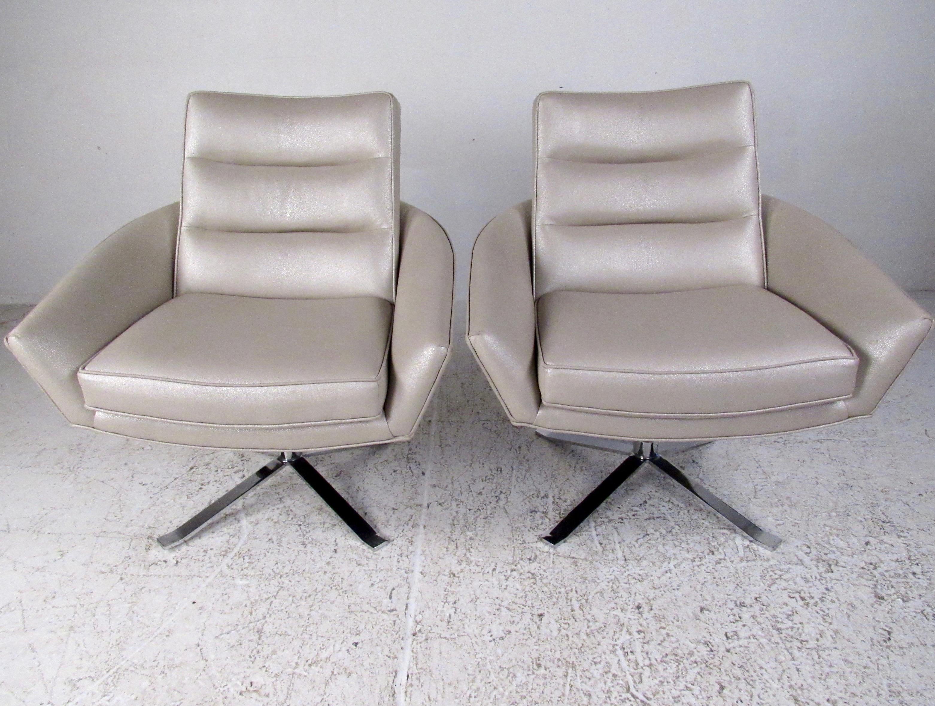 Pair of Modern Swivel Lounge Chairs In Good Condition For Sale In Brooklyn, NY