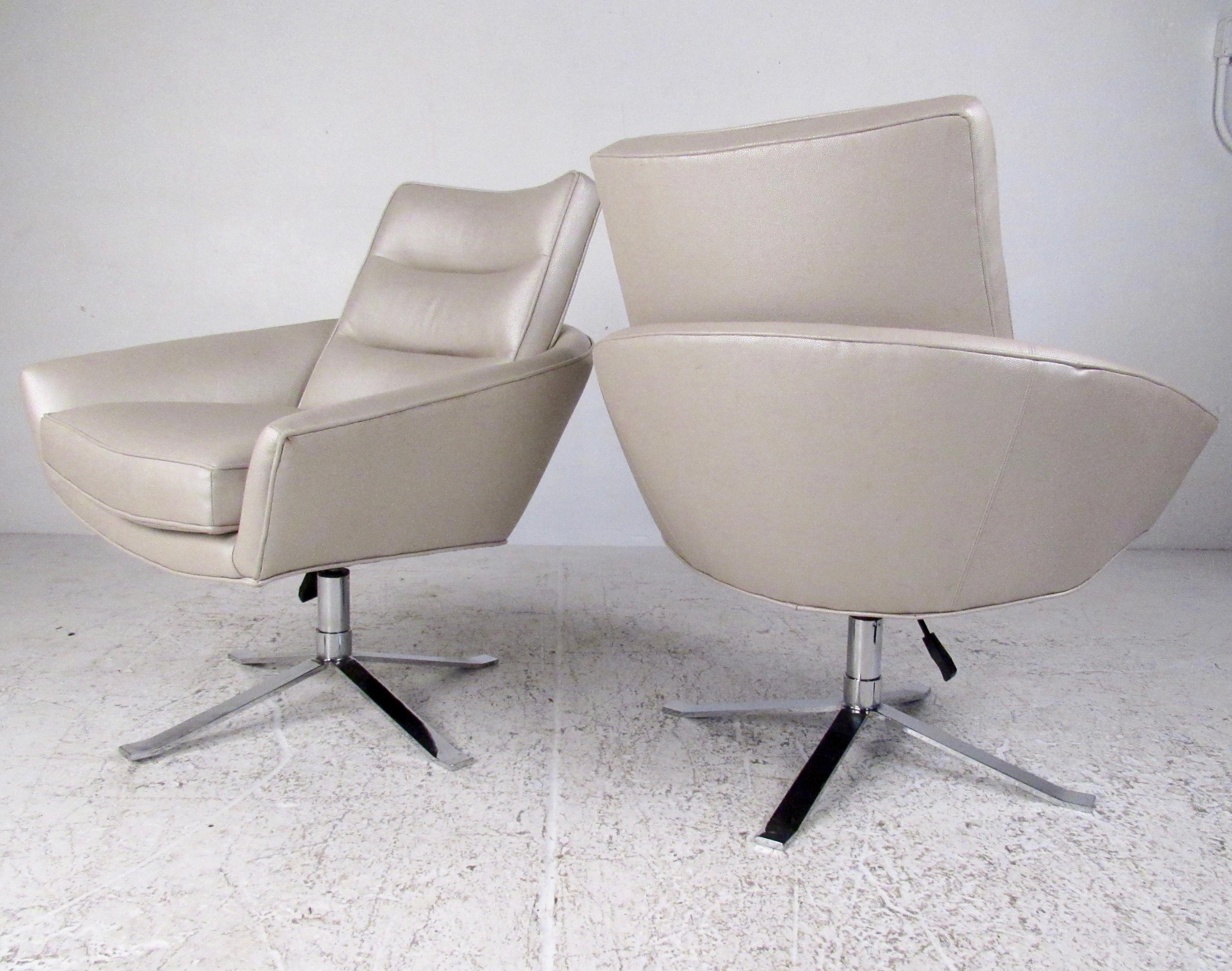 Contemporary Pair of Modern Swivel Lounge Chairs For Sale