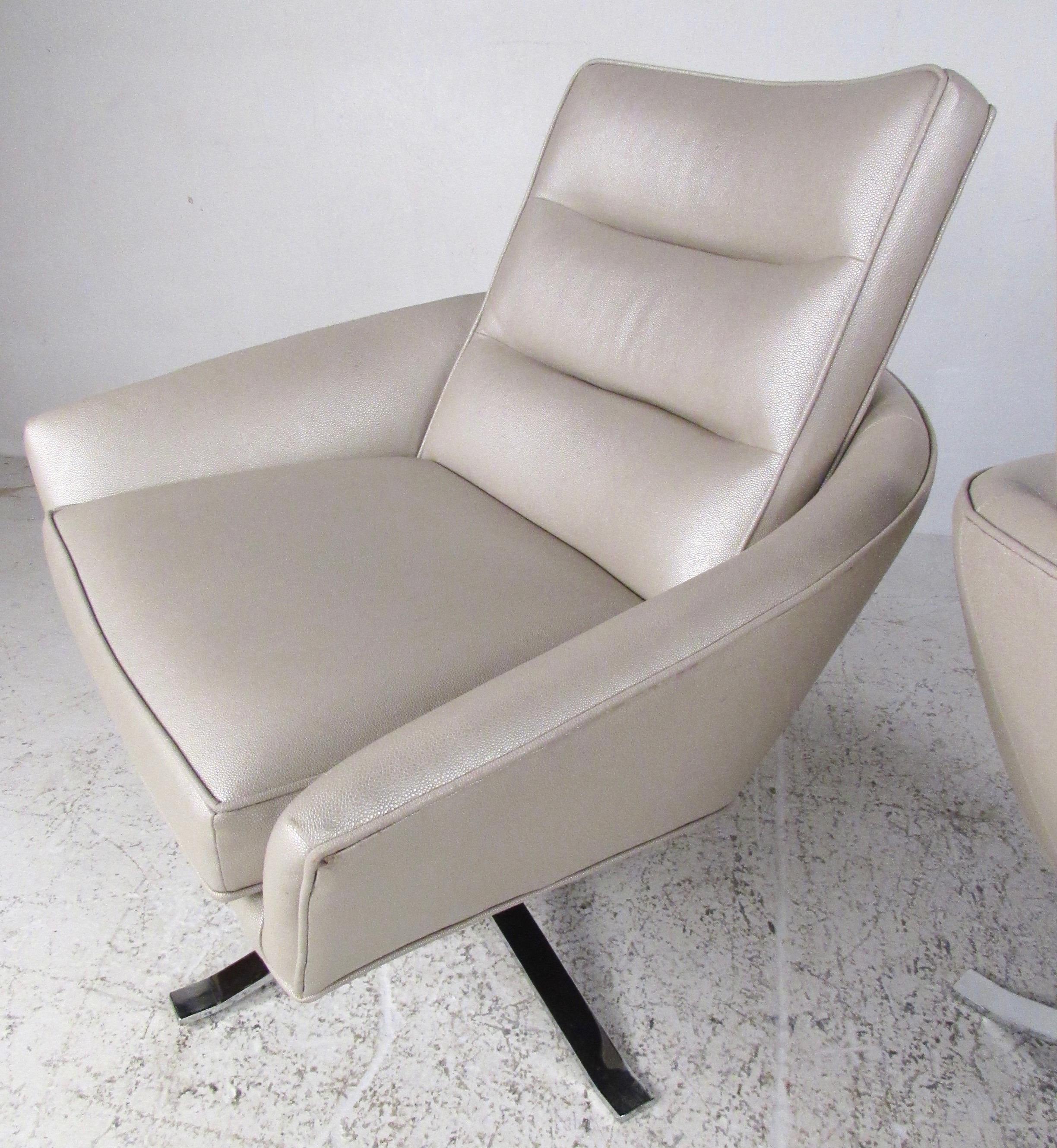 Chrome Pair of Modern Swivel Lounge Chairs For Sale