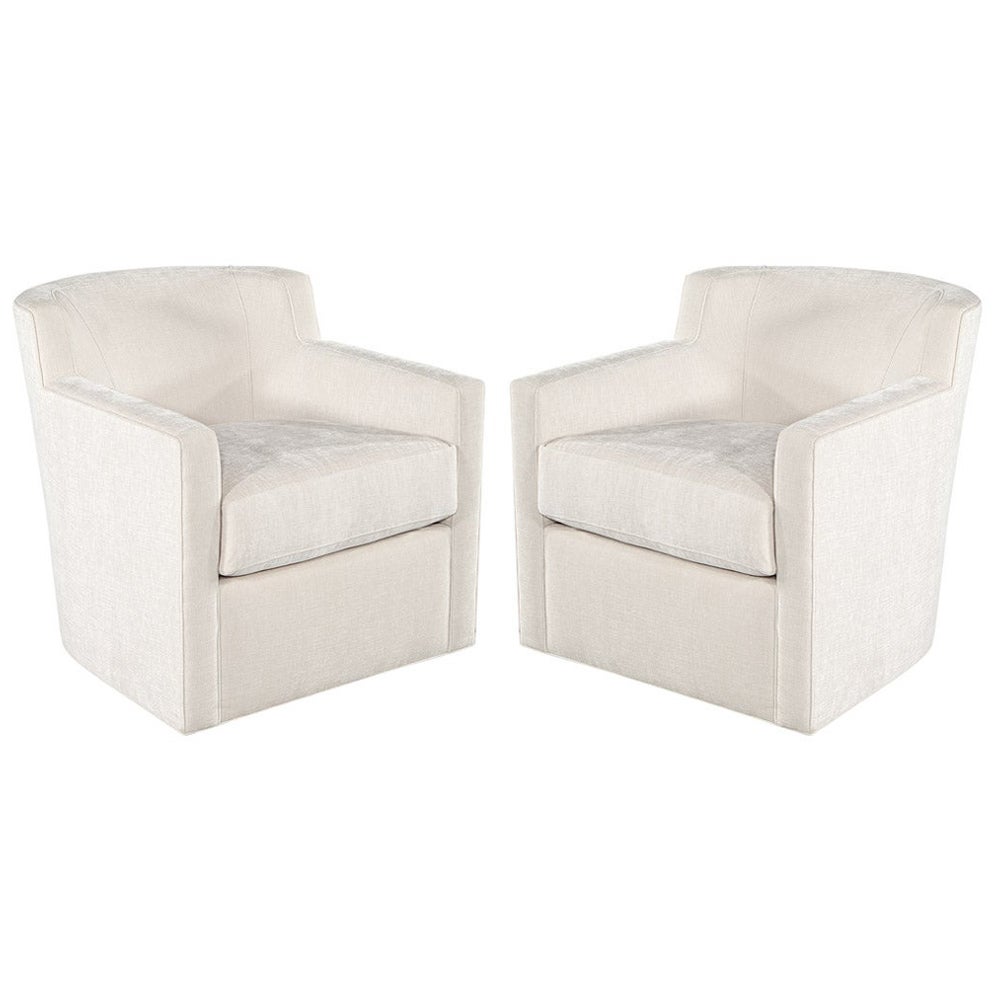 Ein Paar moderne Lounge-Drehstühle