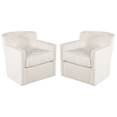 Ein Paar moderne Lounge-Drehstühle