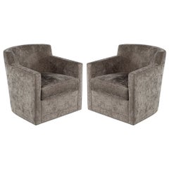 Ein Paar moderne Lounge-Drehstühle