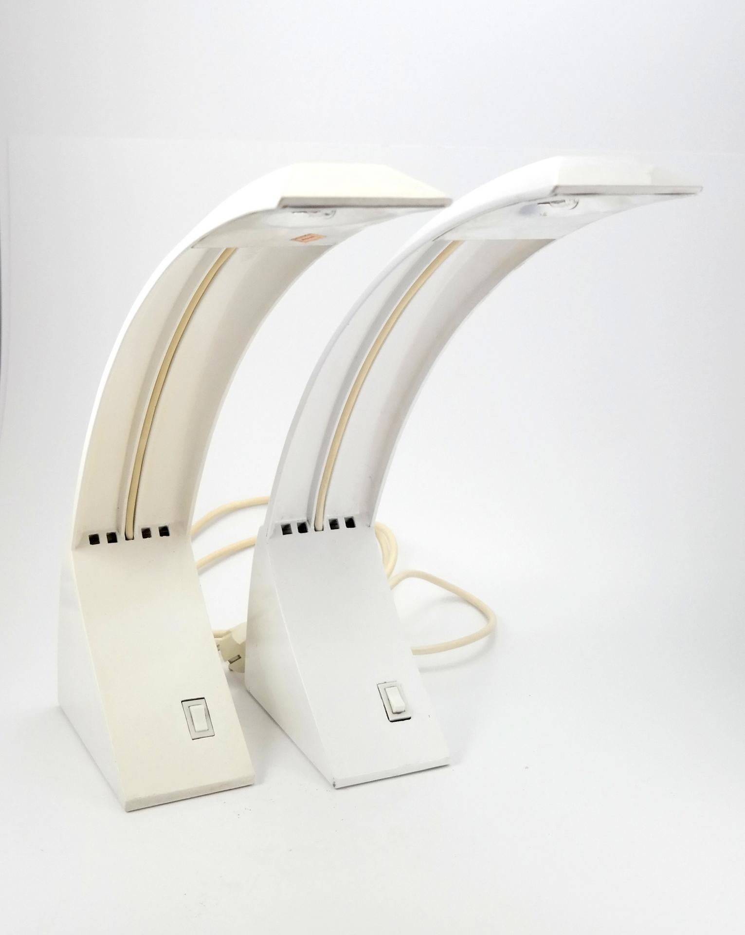 Pair of Late 20th Century Modern White Table / Desk Lamps, 1980s In Good Condition For Sale In Budapest, HU