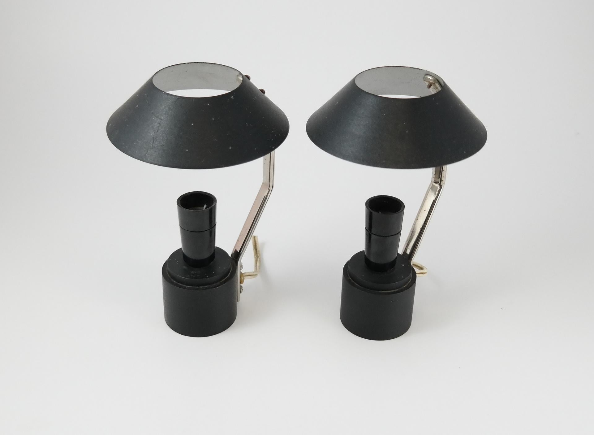 Coppia di lampade da tavolo in stile Mid-Century Modern. Viene fornito elettronicamente completamente restaurato.