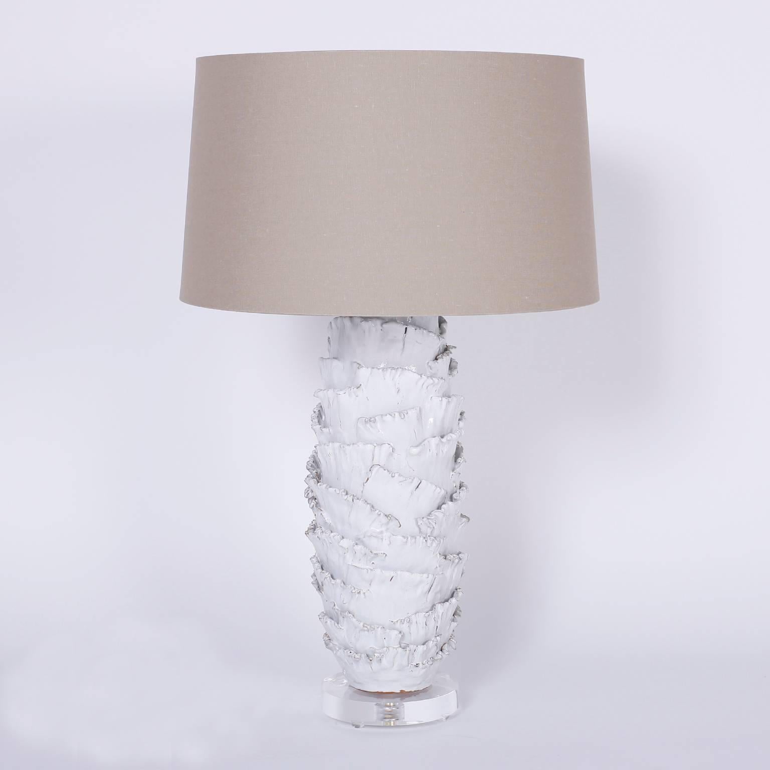 Schickes Paar glasierter Terrakotta-Tischlampen mit stilisierter organischer
schalenform und auf Lucite-Sockeln präsentiert.