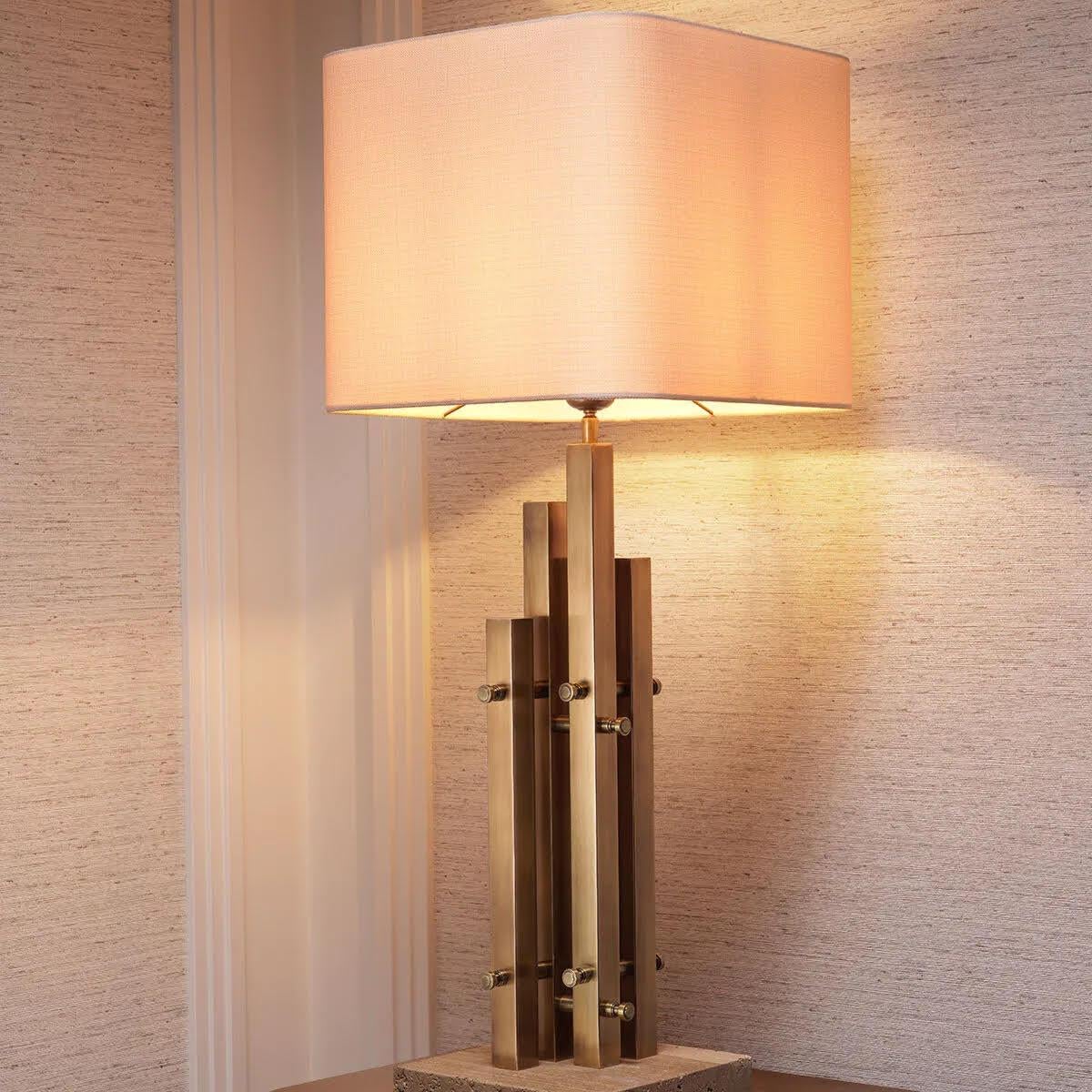 Moderne Paire de lampes de table modernes, finition en laiton vintage, base en travertin. en vente