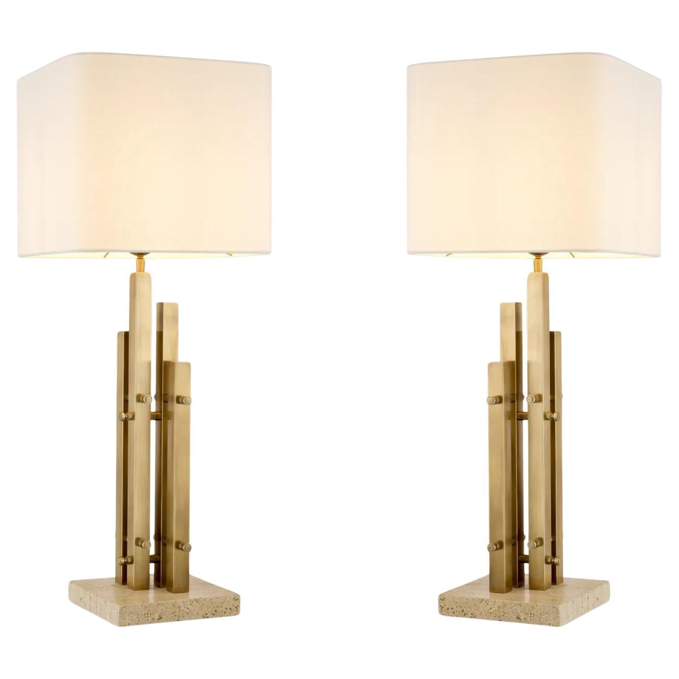 Paire de lampes de table modernes, finition en laiton vintage, base en travertin.