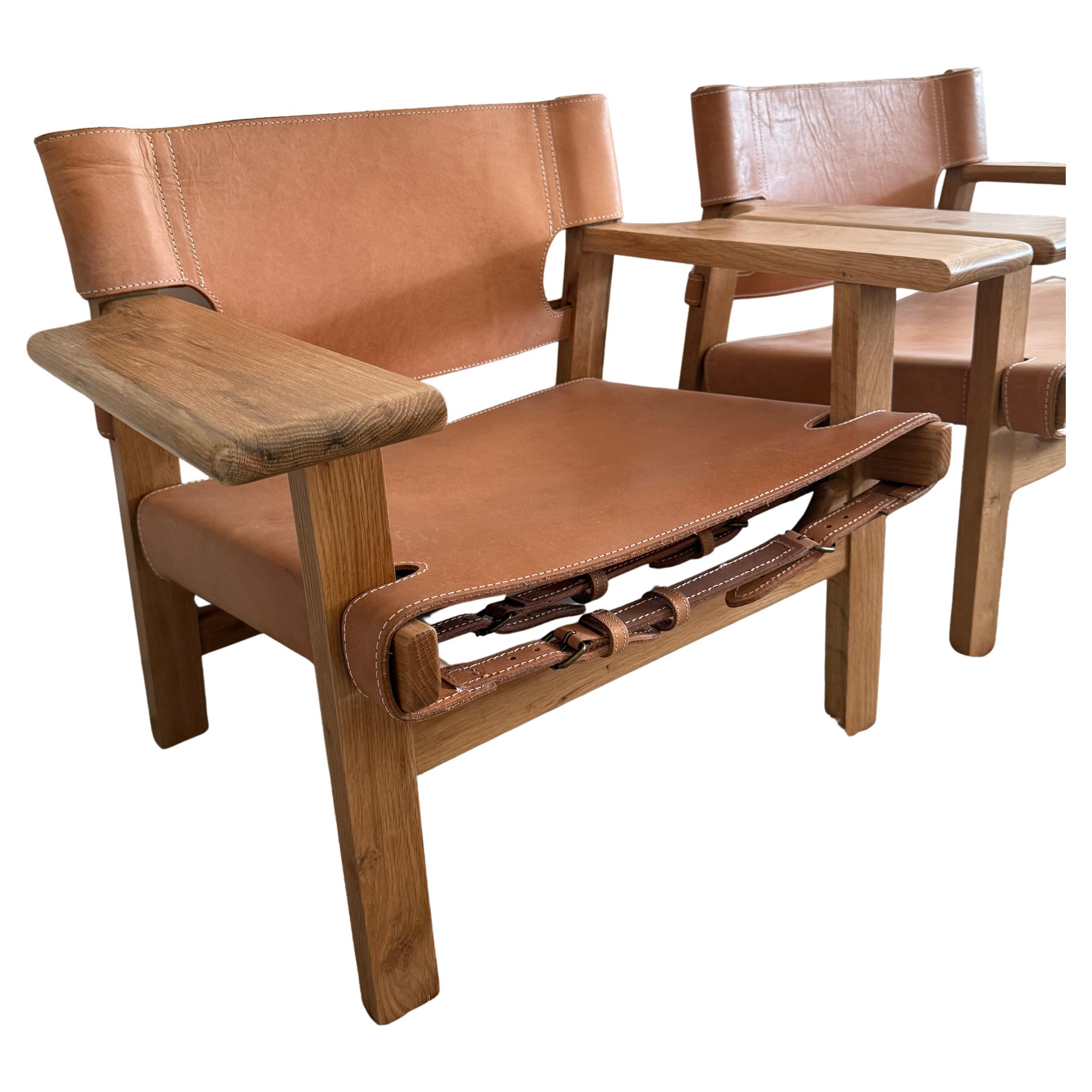 Inconnu Paire de chaises longues modernes de style espagnol en cuir brun clair en vente