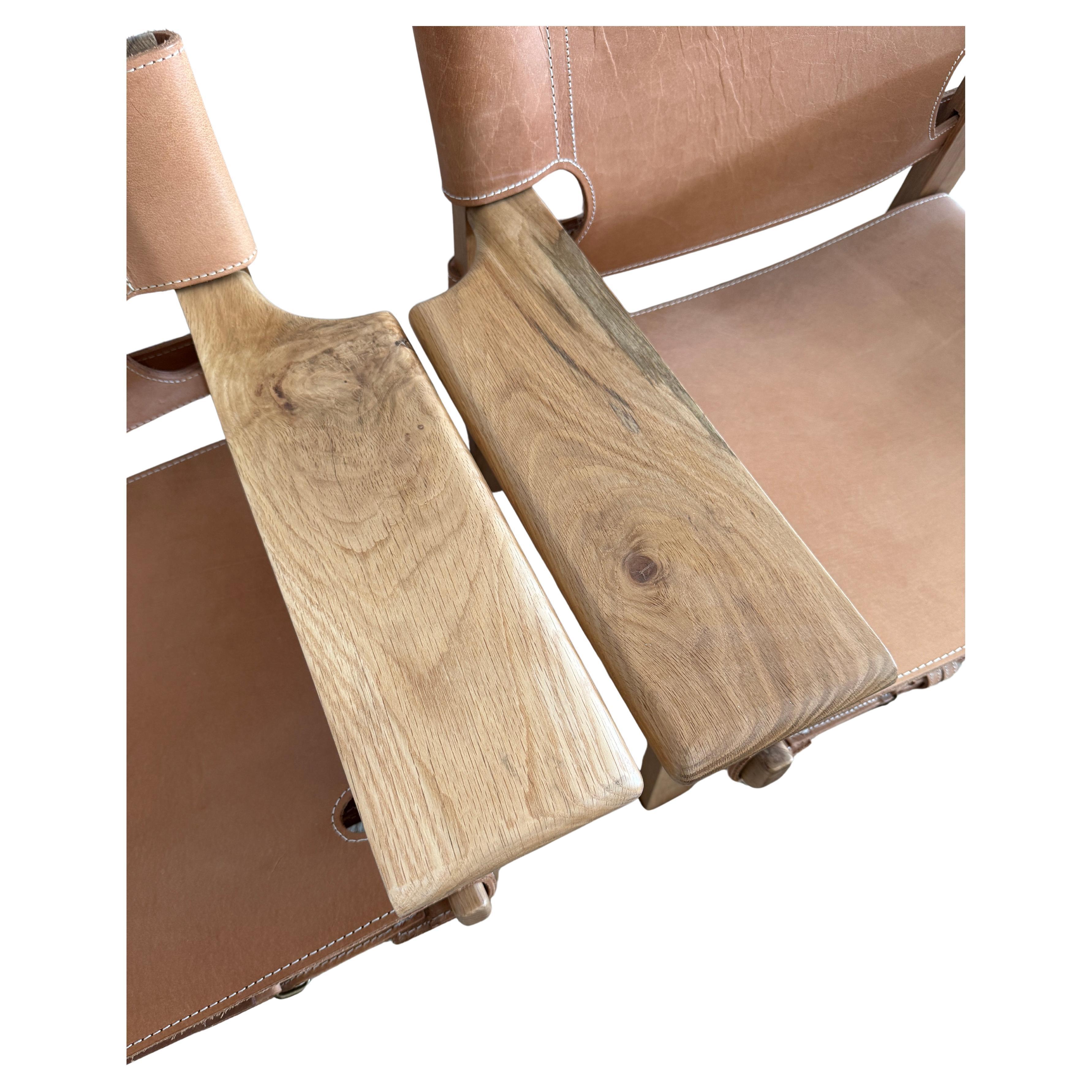Travail du bois Paire de chaises longues modernes de style espagnol en cuir brun clair en vente