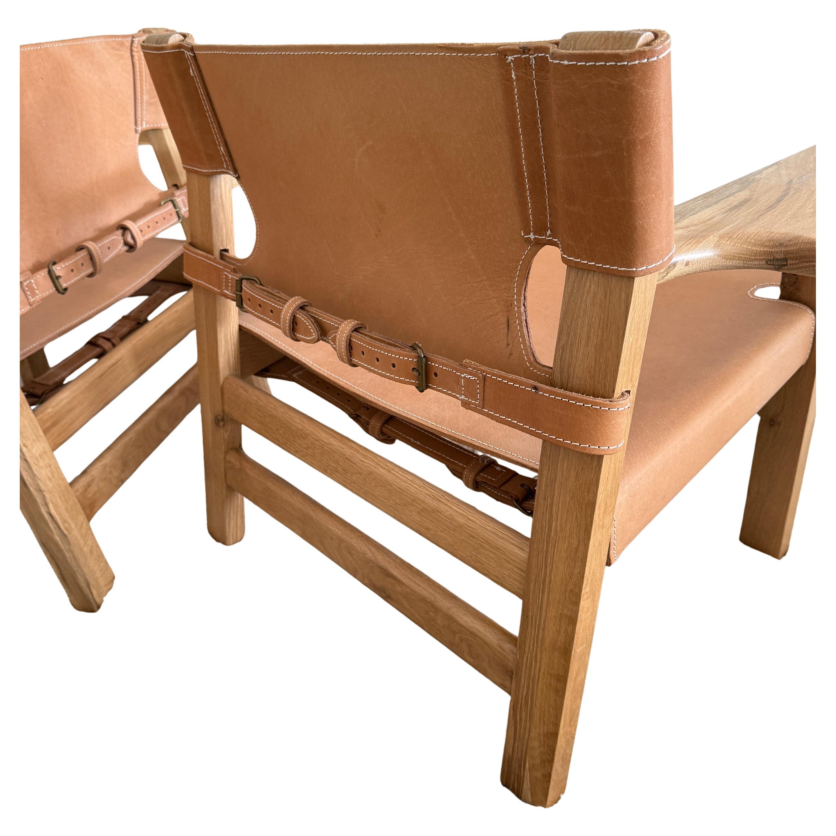 XXIe siècle et contemporain Paire de chaises longues modernes de style espagnol en cuir brun clair en vente