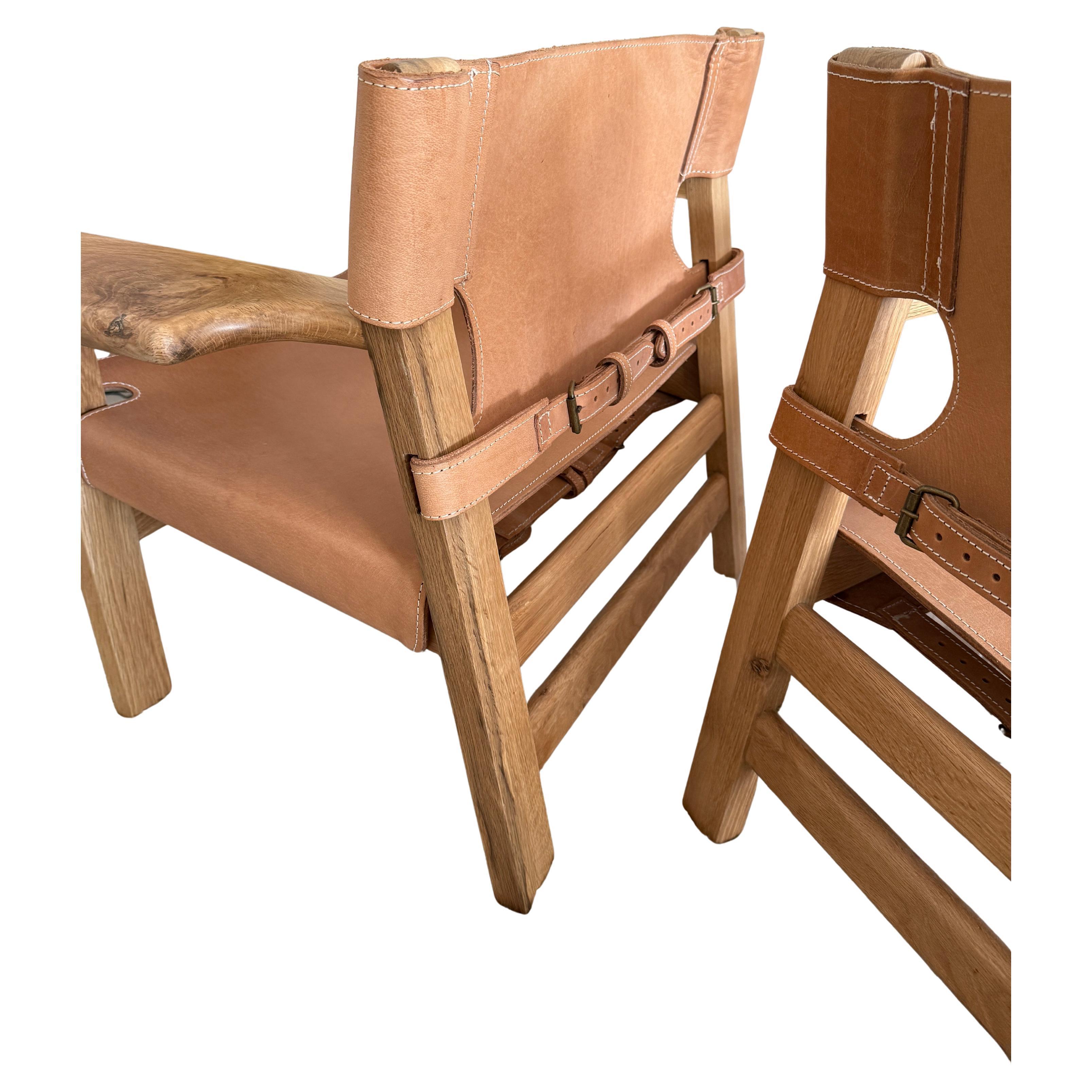 Cuir Paire de chaises longues modernes de style espagnol en cuir brun clair en vente