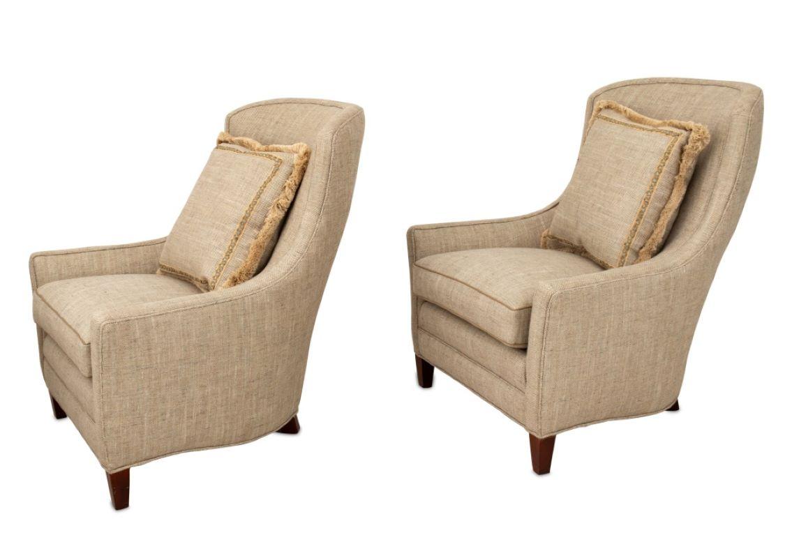 Moderne Paire de fauteuils modernes recouverts de tissu taupe en vente