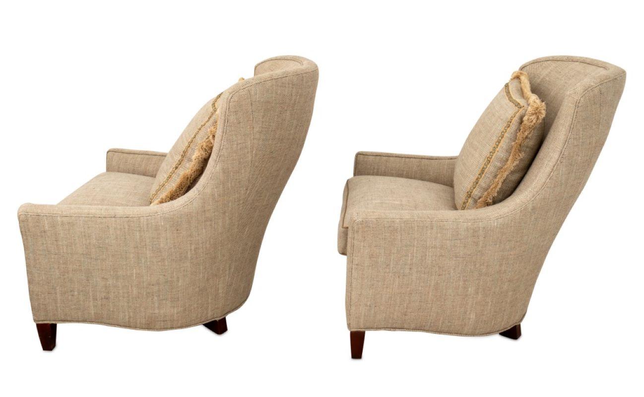 Paire de fauteuils modernes recouverts de tissu taupe Bon état - En vente à Astoria, NY