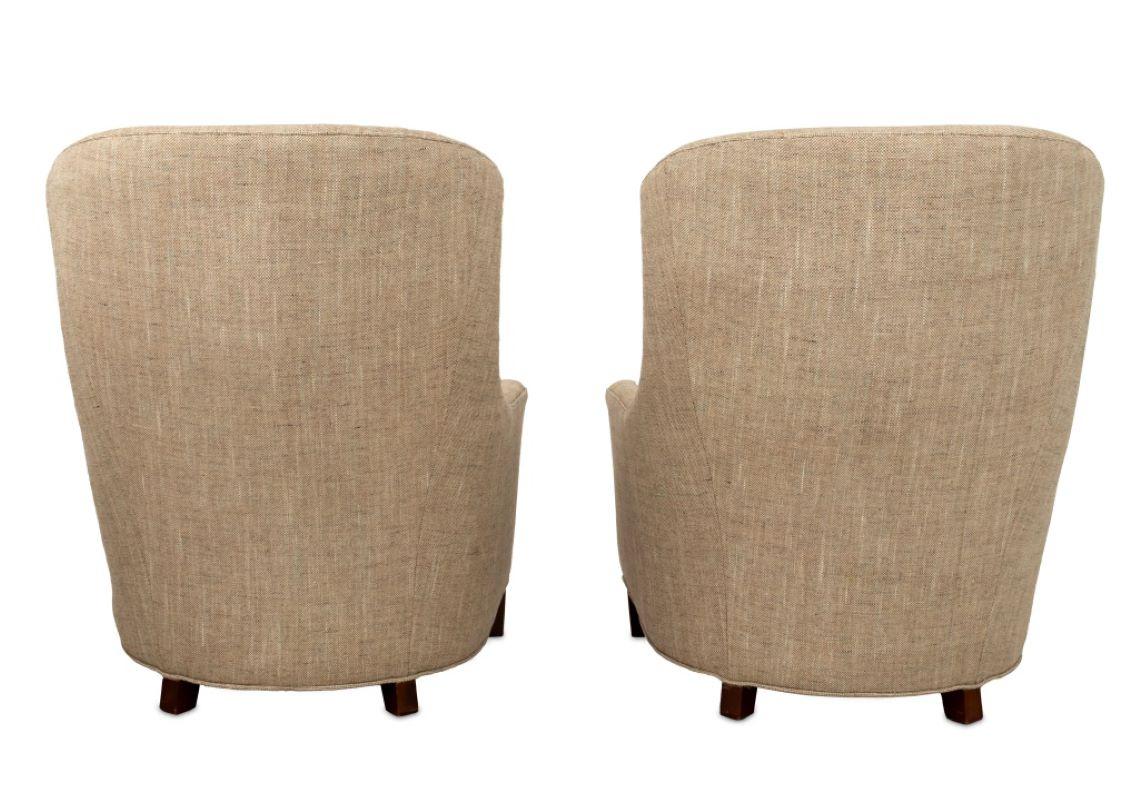 20ième siècle Paire de fauteuils modernes recouverts de tissu taupe en vente