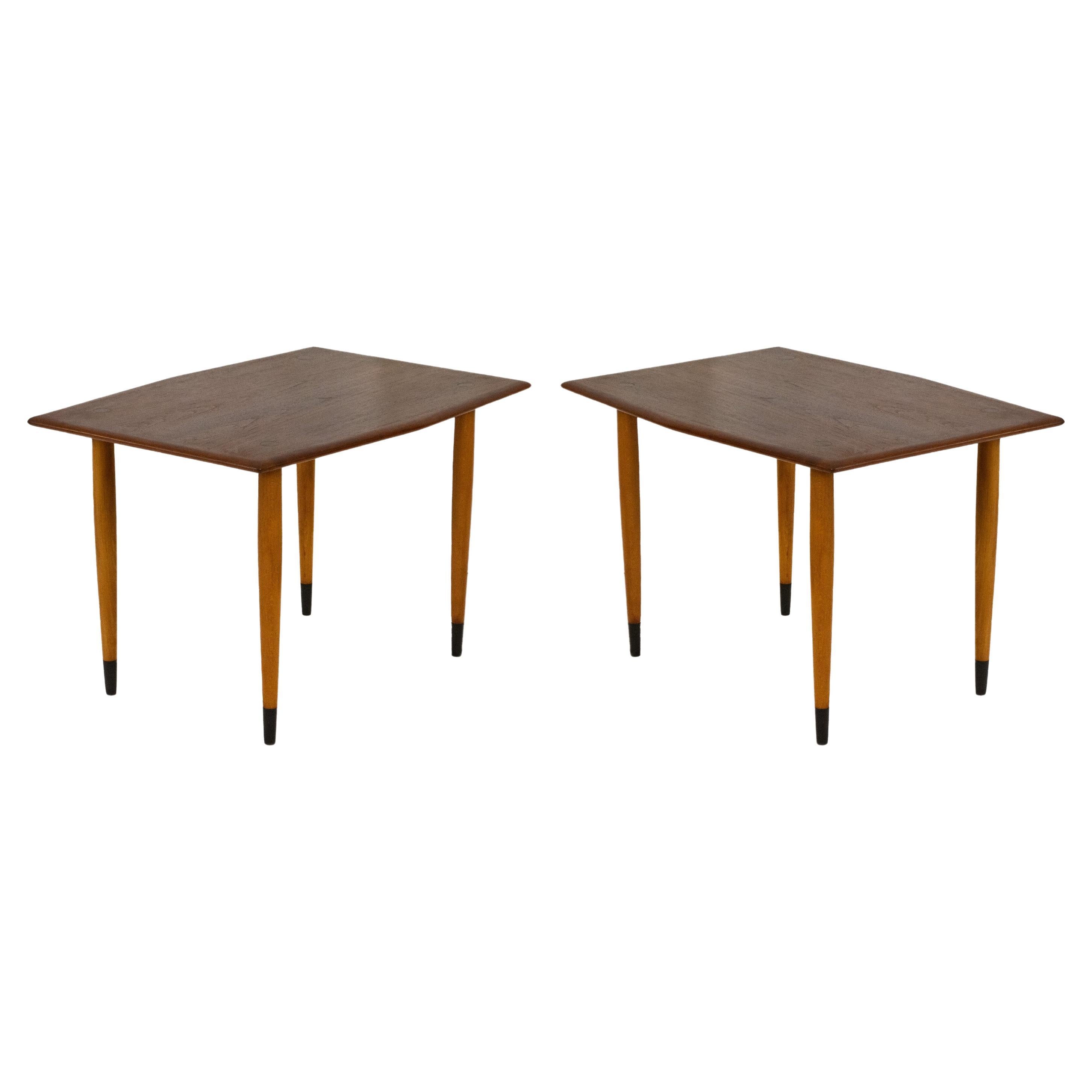 Paire de tables d'appoint modernes en teck et laiton par Dux of Sweden en vente