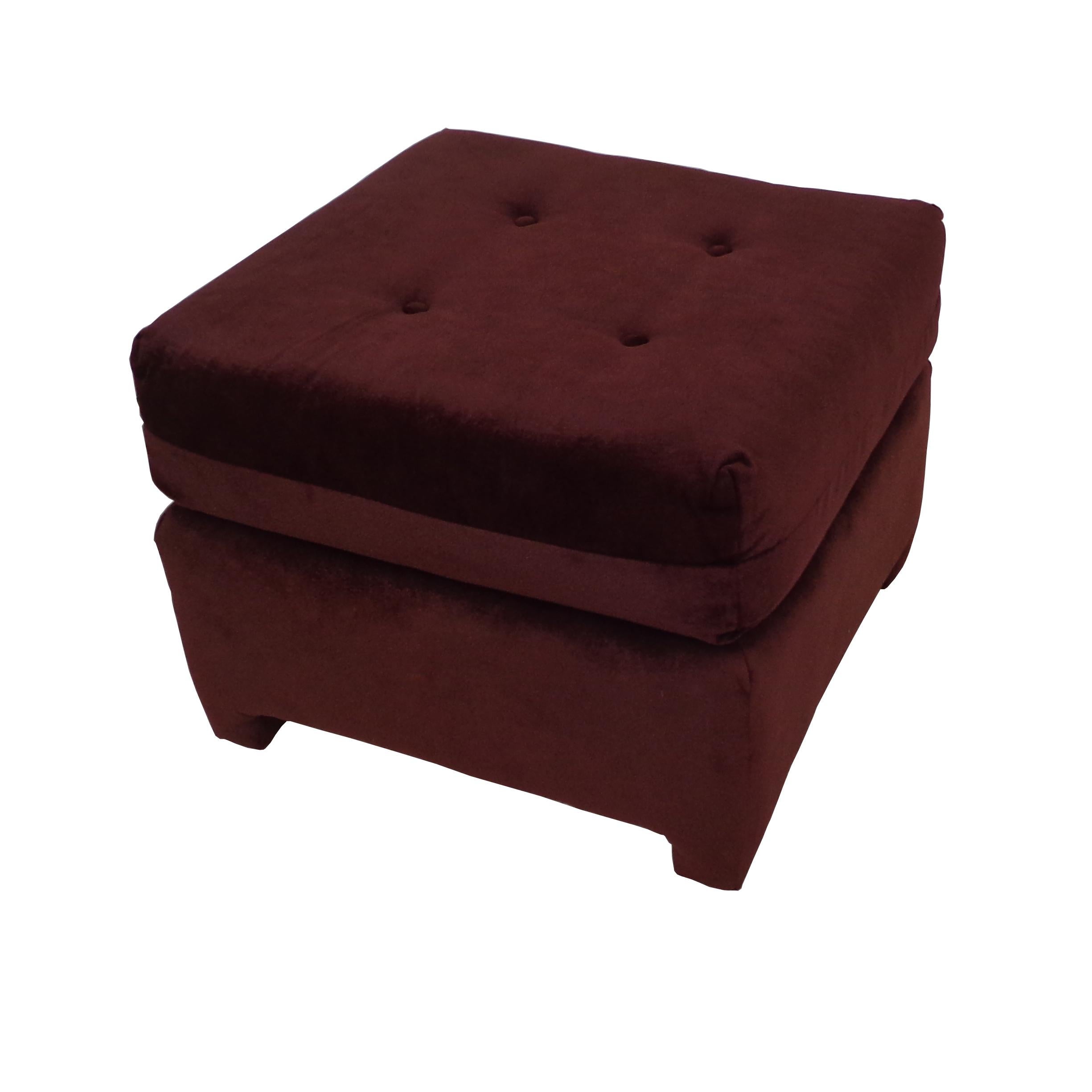 Pair of modern ottomans

Rich brown ottomans in a velour blend fabric. Button tufted. Features slipcovers for tops in same fabric. Use as seating at the end of a bed, extra seating, or a coffee table.



 