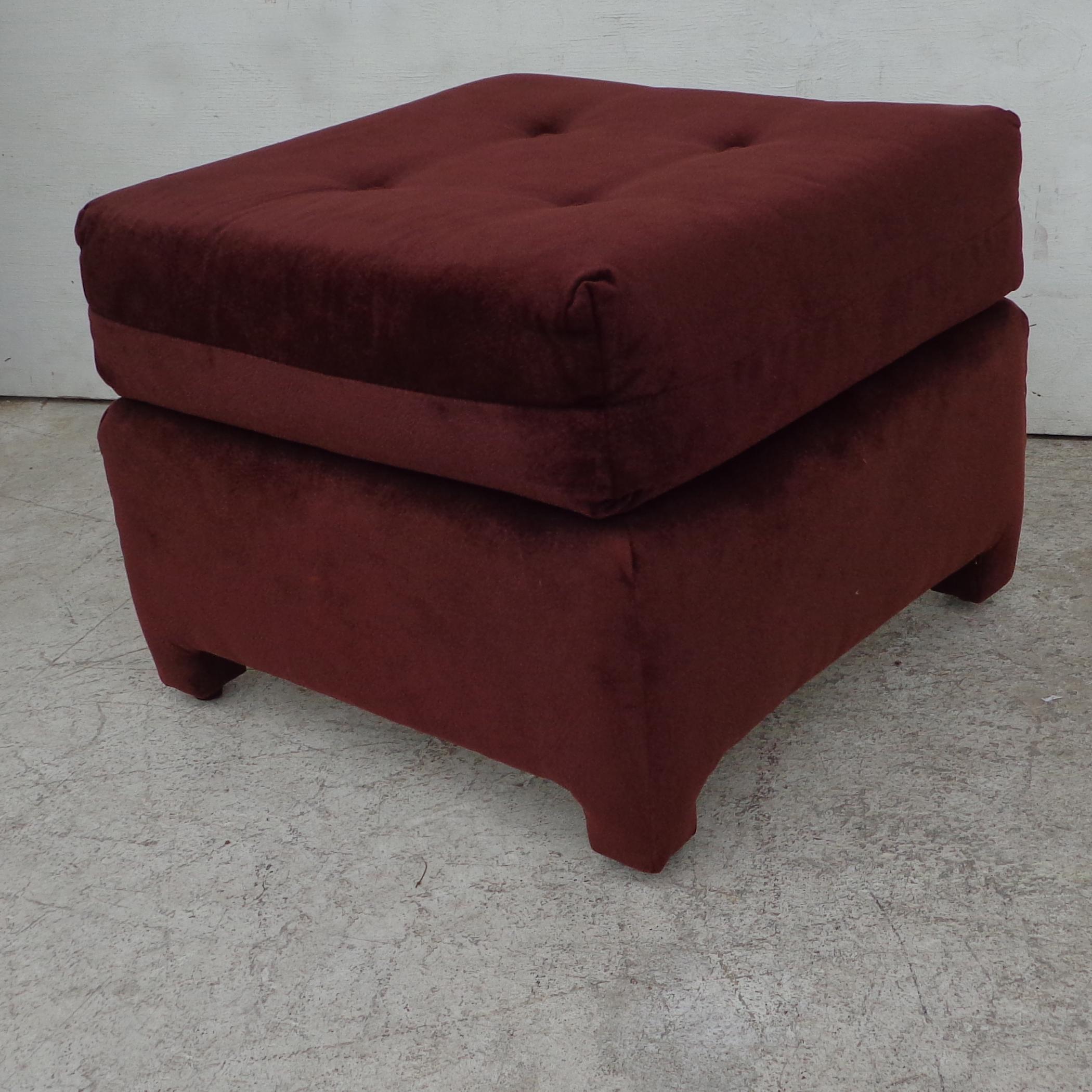 Pair of Modern Tufted Ottomans In Good Condition For Sale In Pasadena, TX