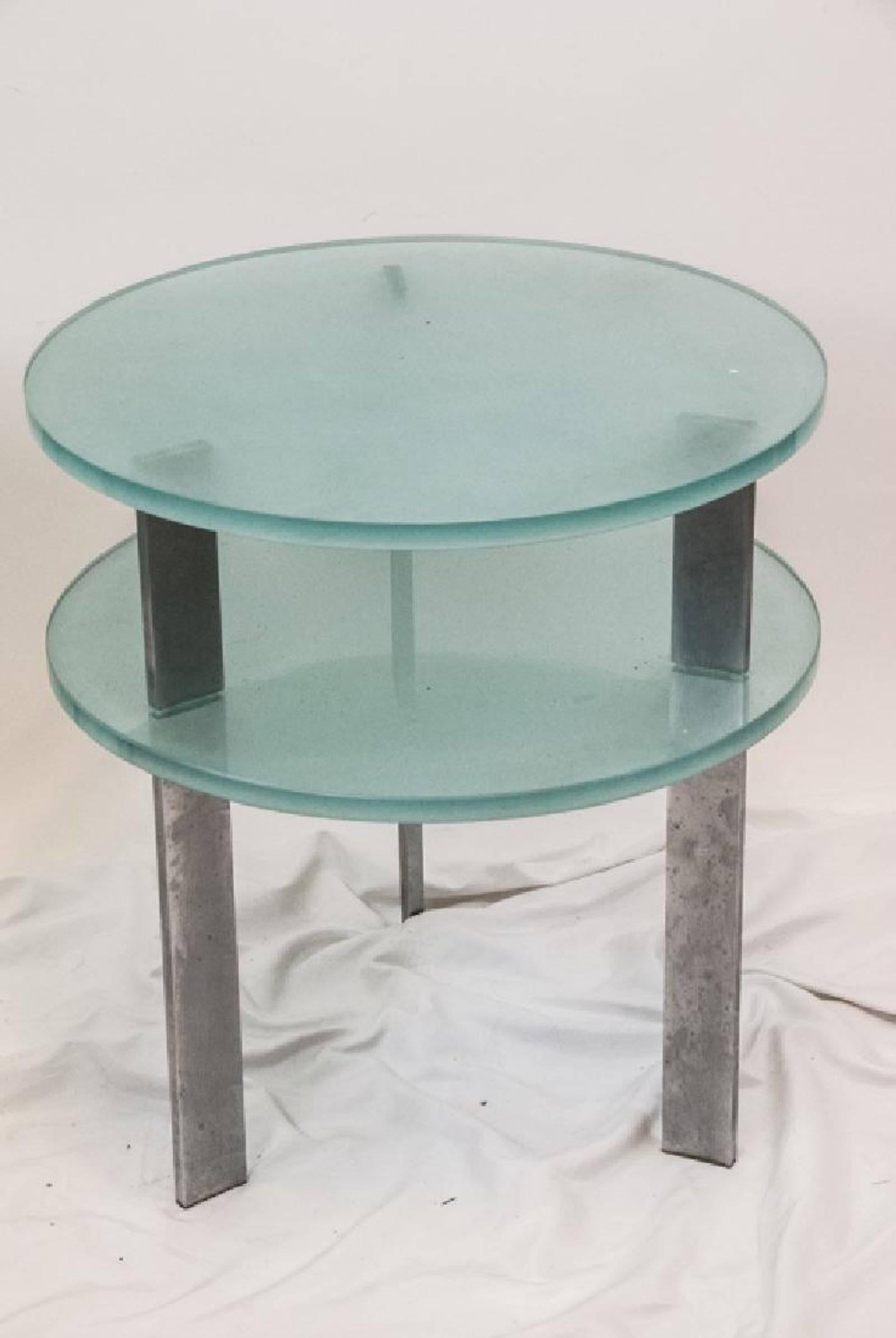 Mid-Century Modern Paire de tables d'appoint modernes en verre à deux niveaux en vente