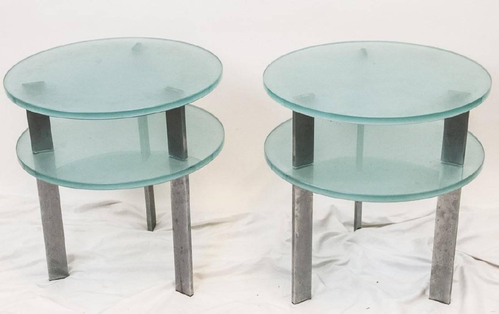 Pareja de mesas auxiliares modernas de cristal de dos pisos Escarchado en venta