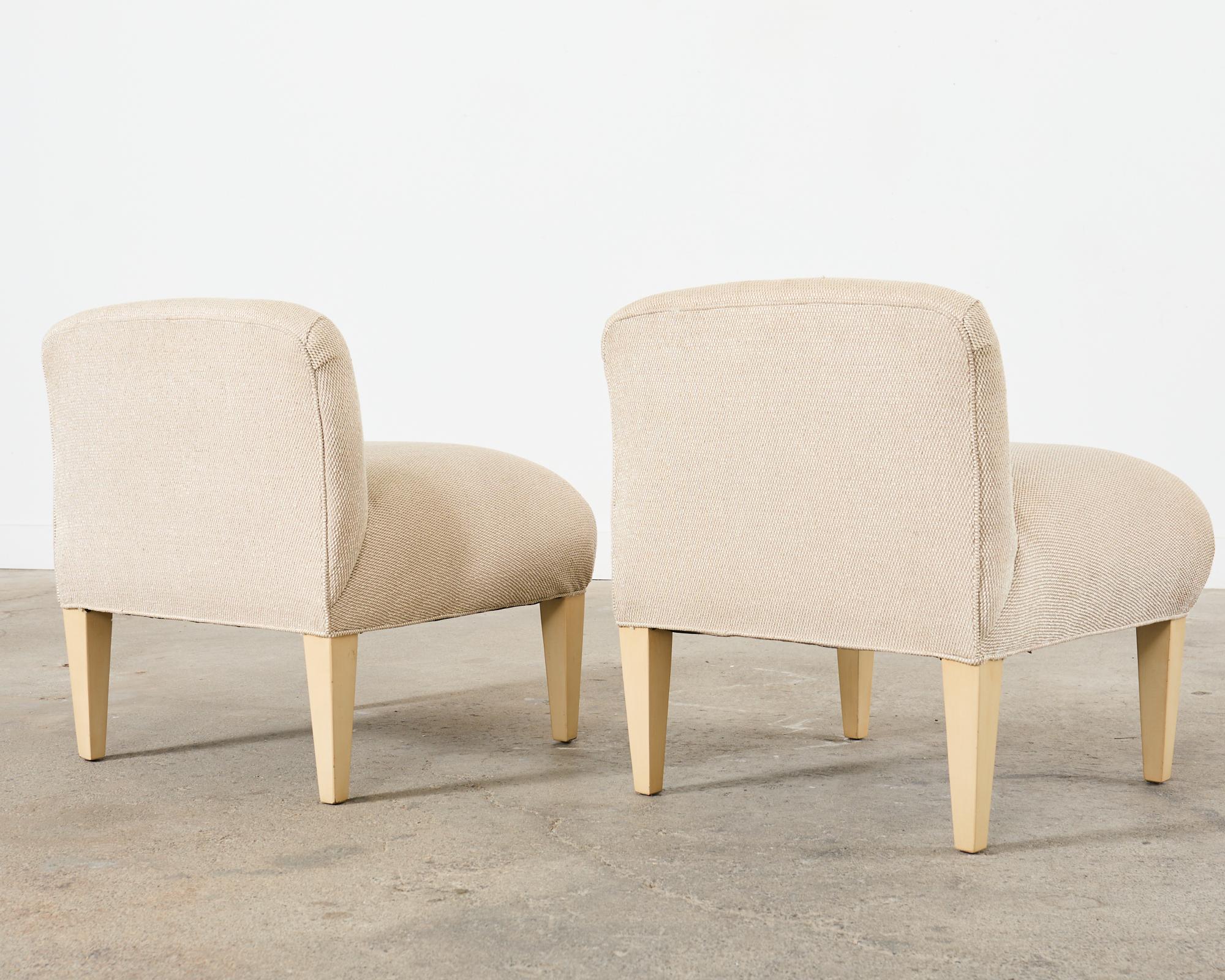 Coppia di sedie moderne imbottite in legno duro Slipper Chairs in vendita 3