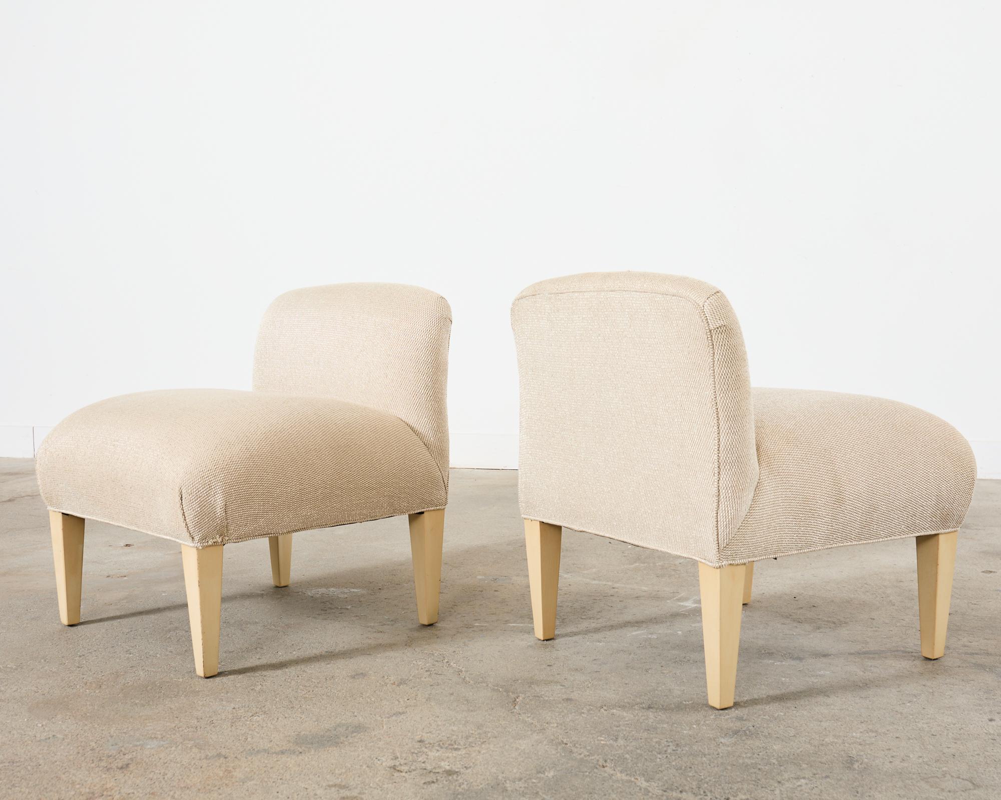 Coppia di sedie moderne imbottite in legno duro Slipper Chairs in vendita 5